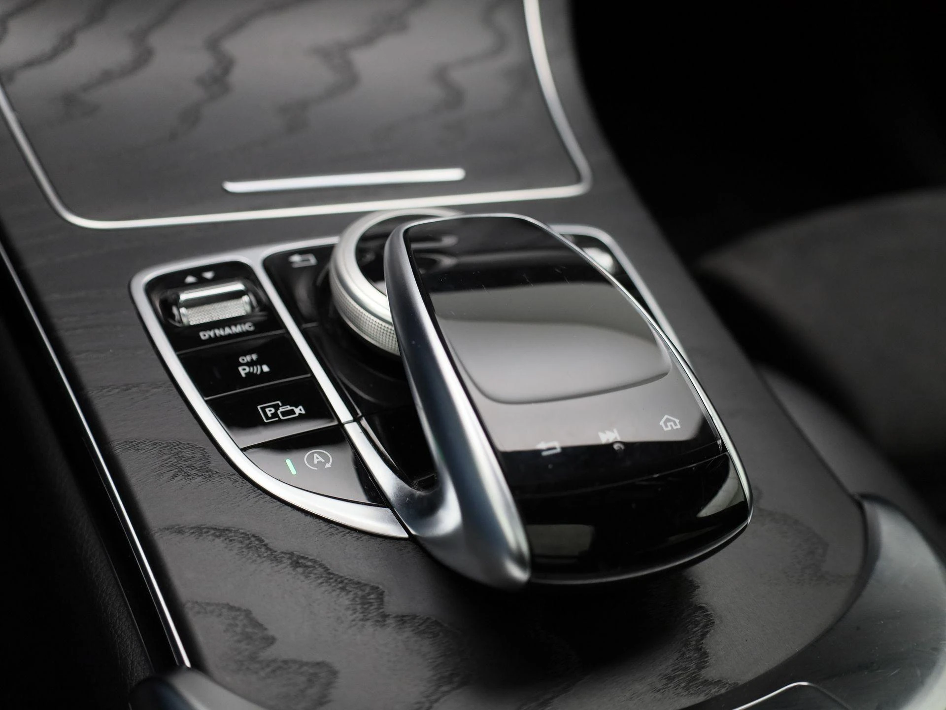 Mercedes-Benz-C-Klasse-image-18