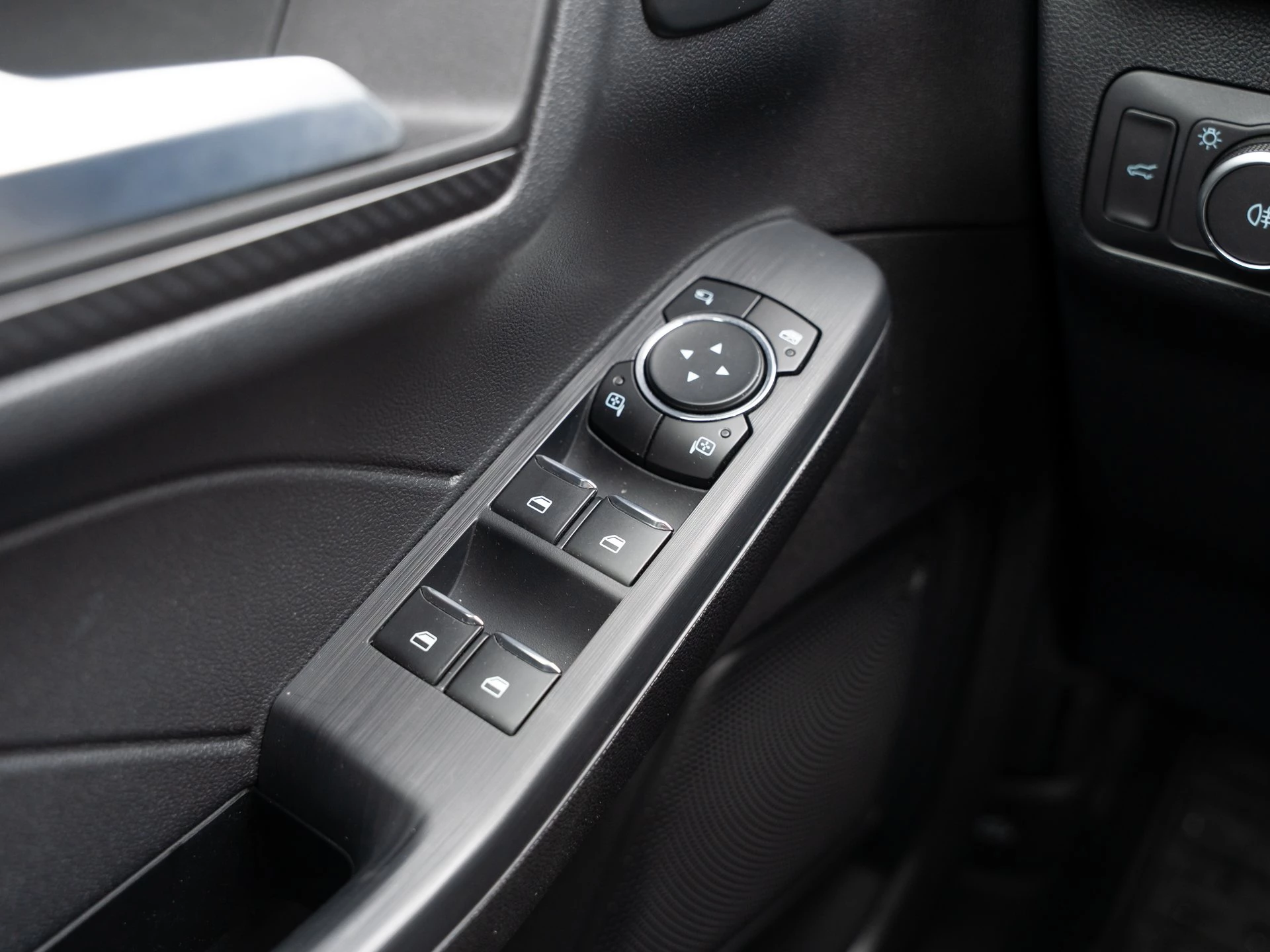 Ford Kuga ST-Line X Aut.*PANO*AHK*360GRAD*LED-MATRIX*NAVI*GRA*WINTER-PKT..