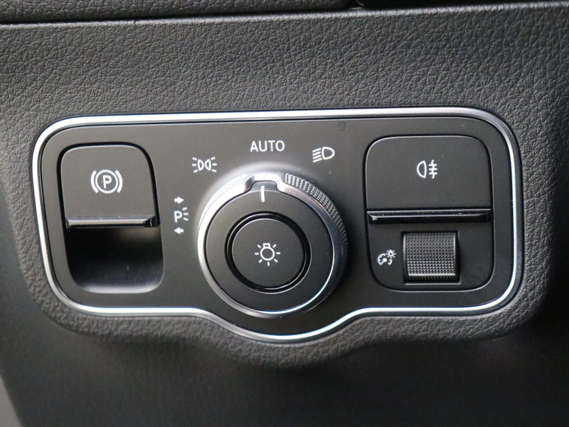 Mercedes-Benz-GLA-image-23