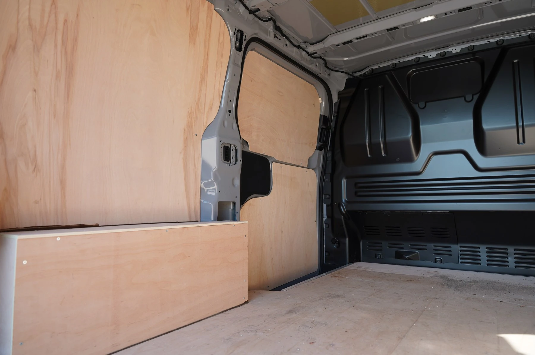 Volkswagen-Transporter-image-13