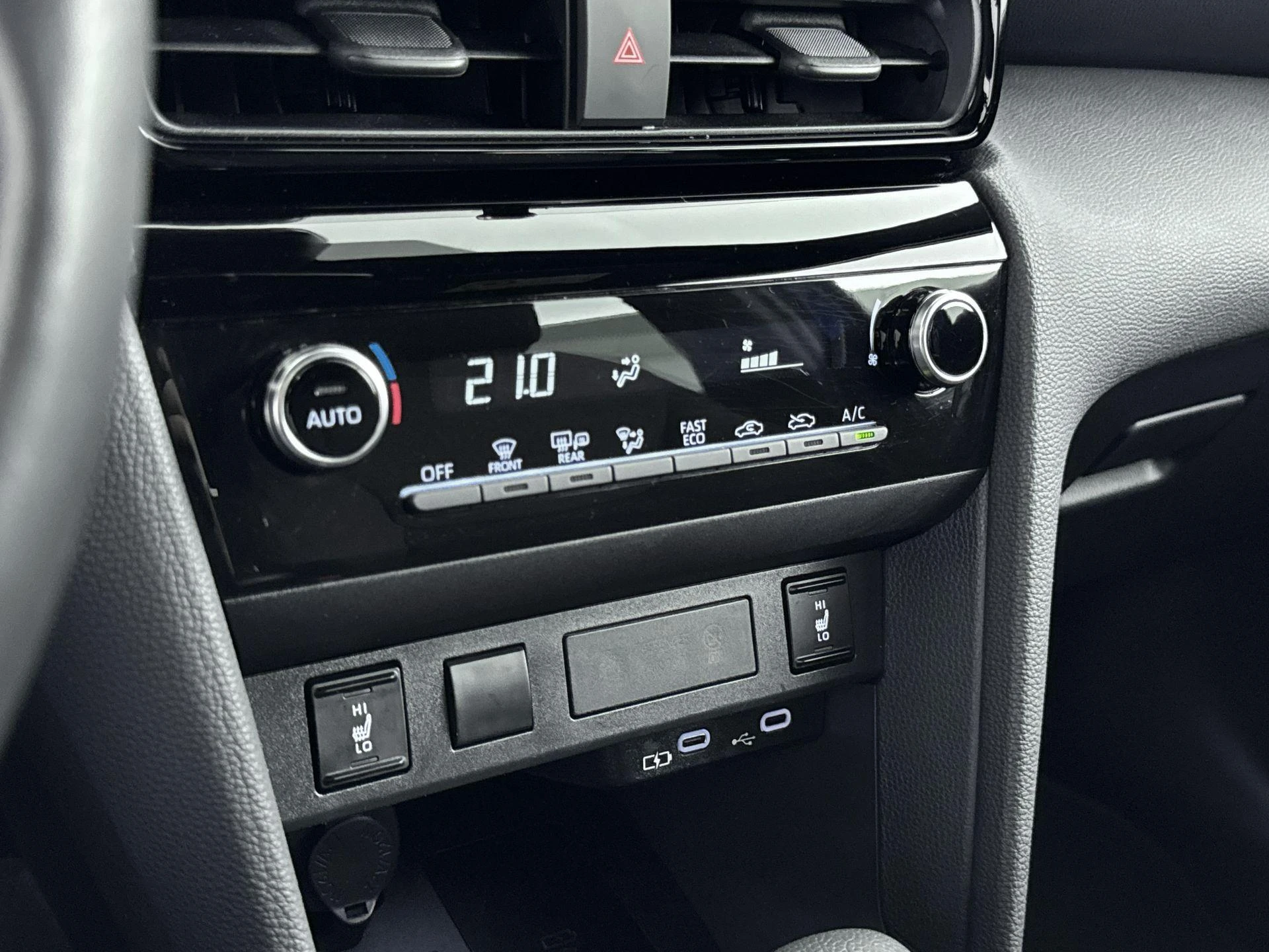 Toyota-Yaris Cross-image-14
