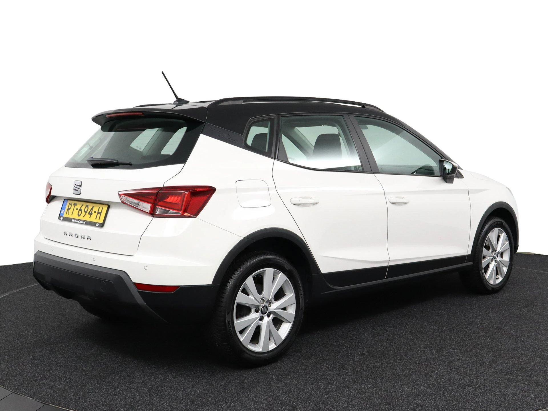 SEAT-Arona-image-2