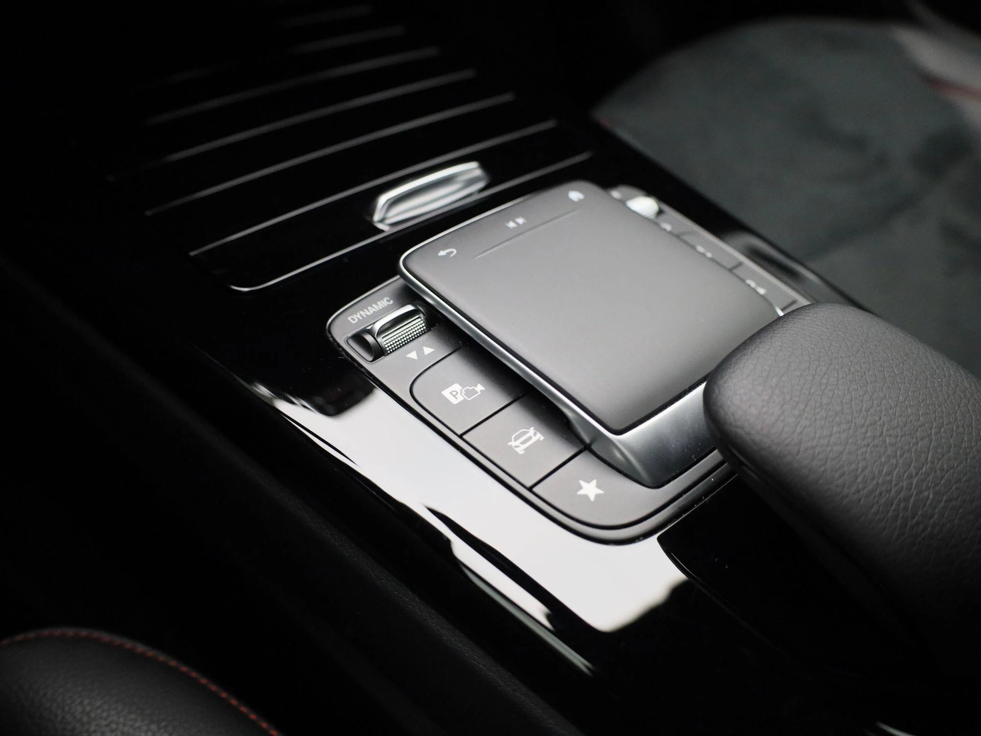 Mercedes-Benz-CLA-image-17