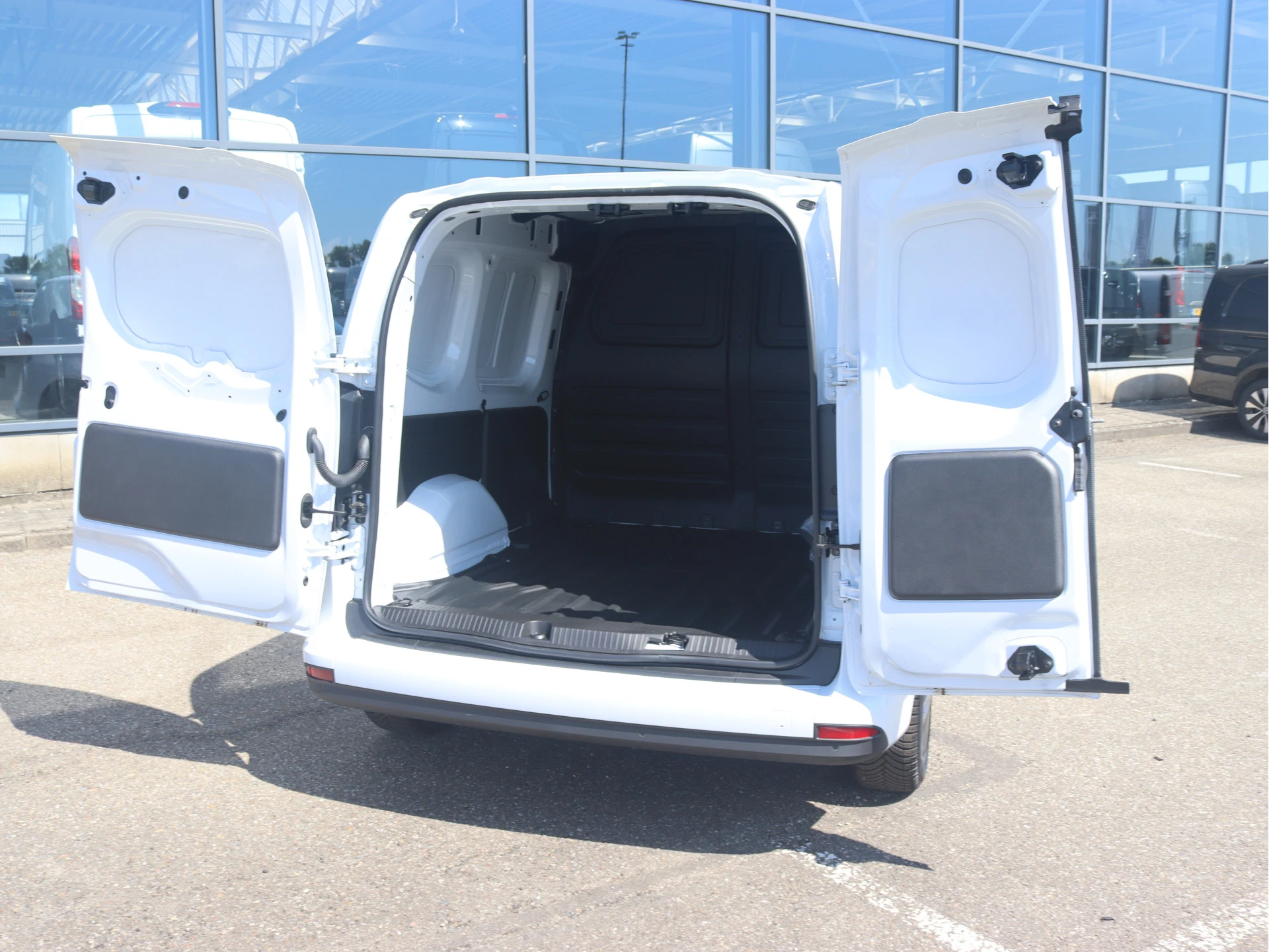 Mercedes-Benz-eCitan-image-2