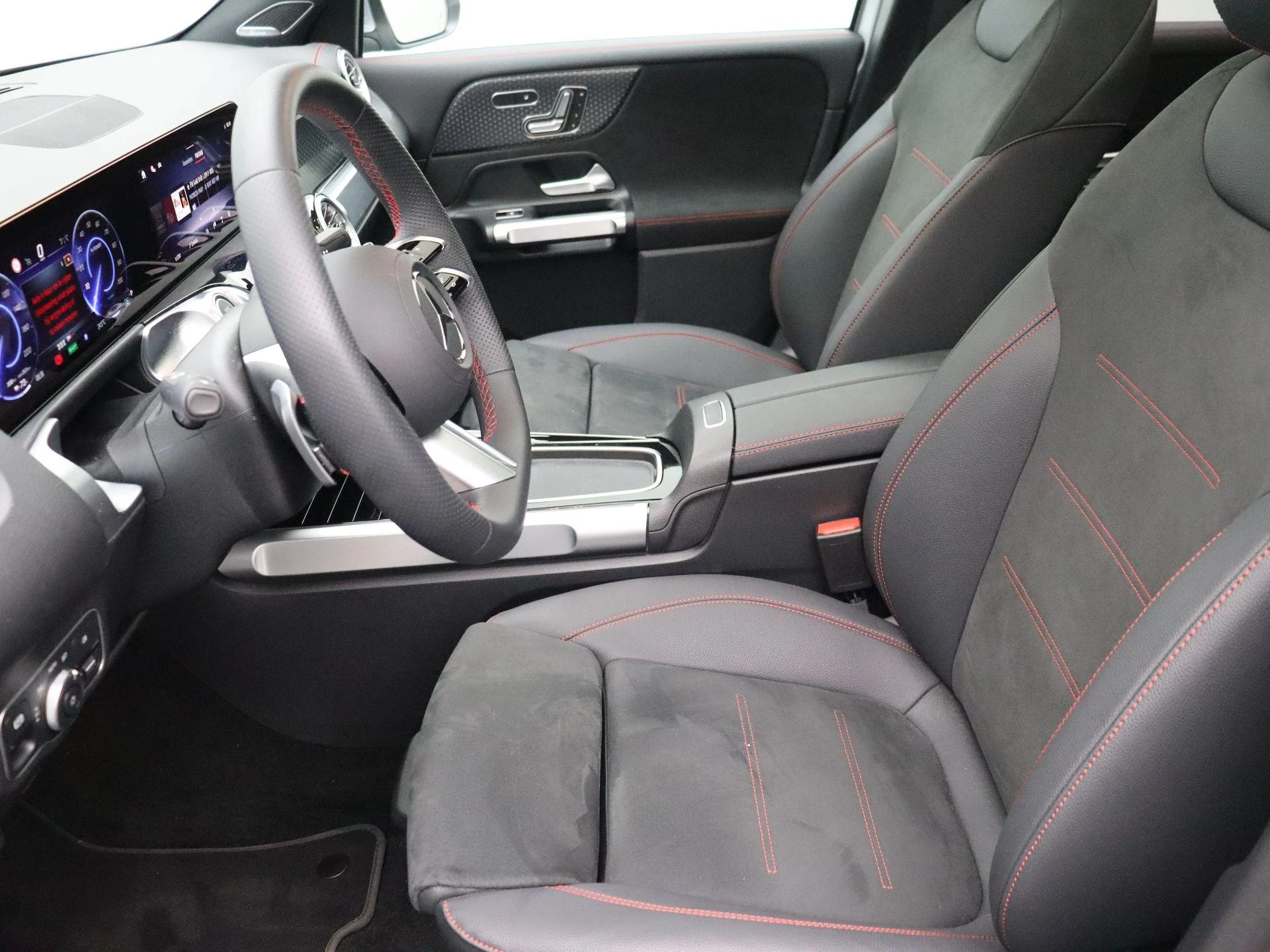 Mercedes-Benz EQB 250+ Star Edition + PANO DAK + BURMESTER + HEAD UP + TREKHAAK +