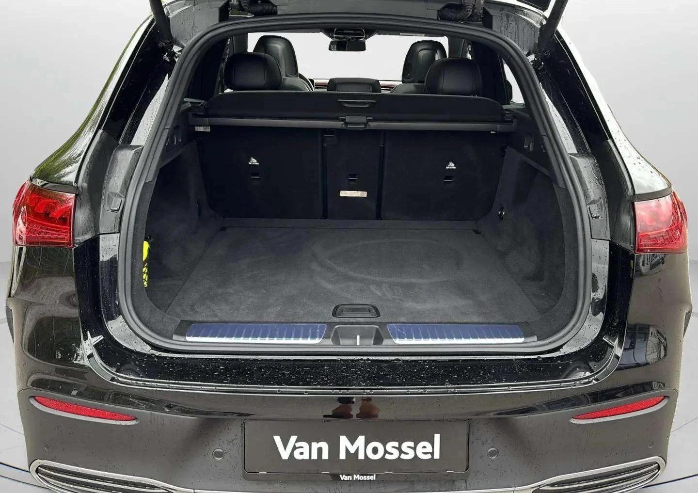 Mercedes-Benz-EQE-image-13