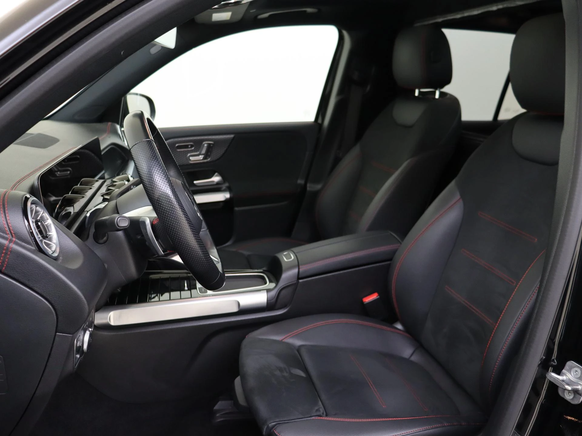 Mercedes-Benz-EQB-image-14