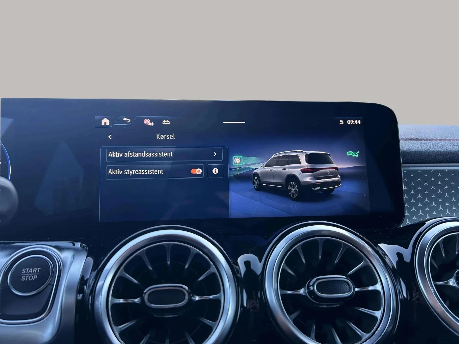 Mercedes-Benz-EQB-image-18