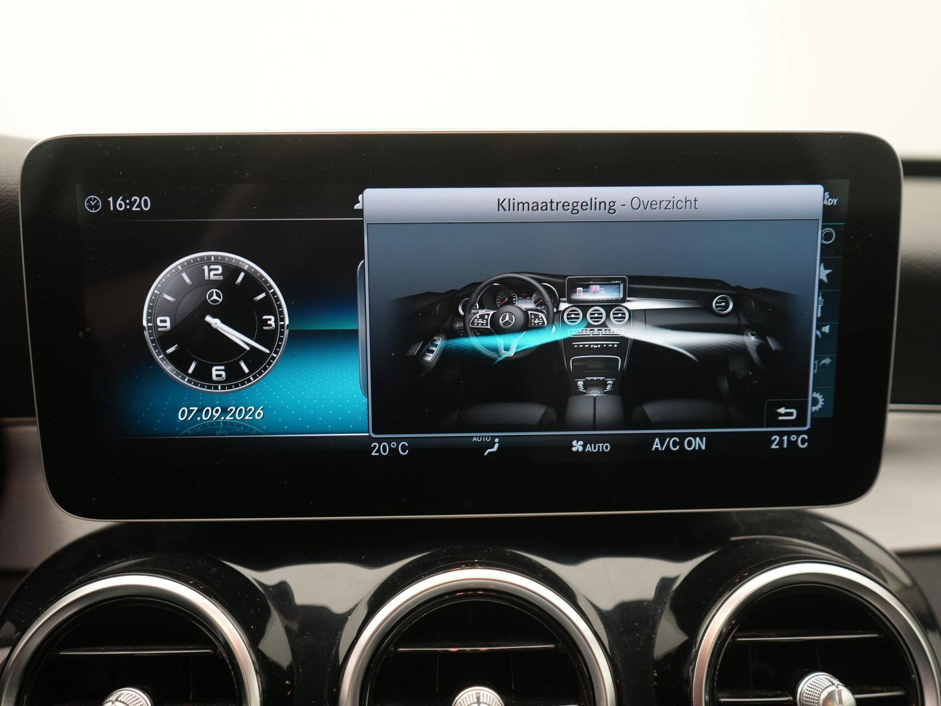 Mercedes-Benz-C-Klasse-image-16