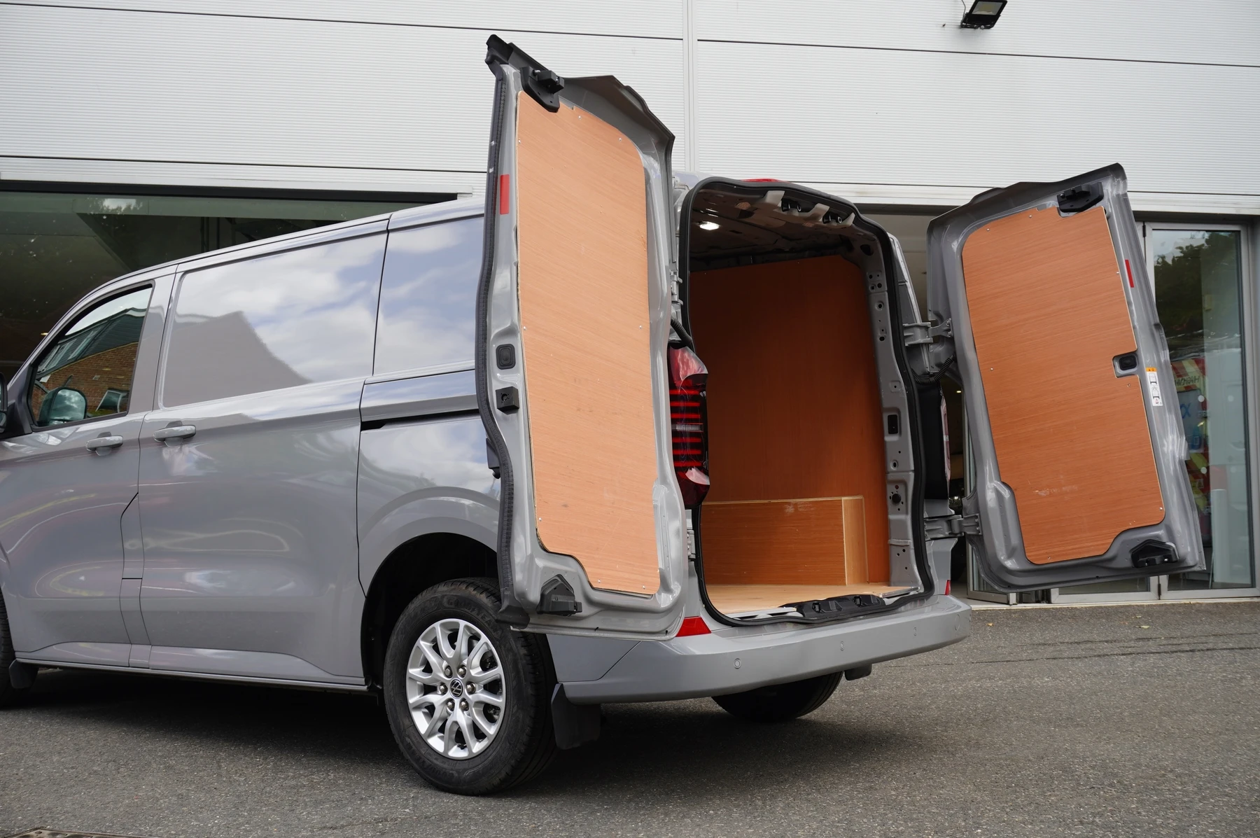 Volkswagen-Transporter-image-15