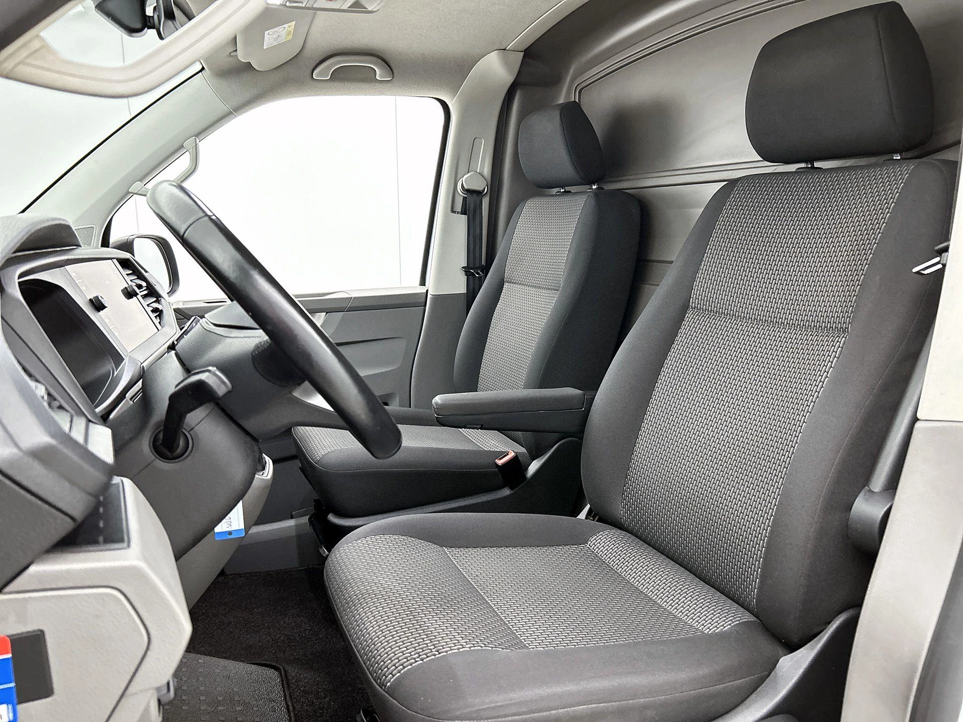 Volkswagen-Transporter-image-33