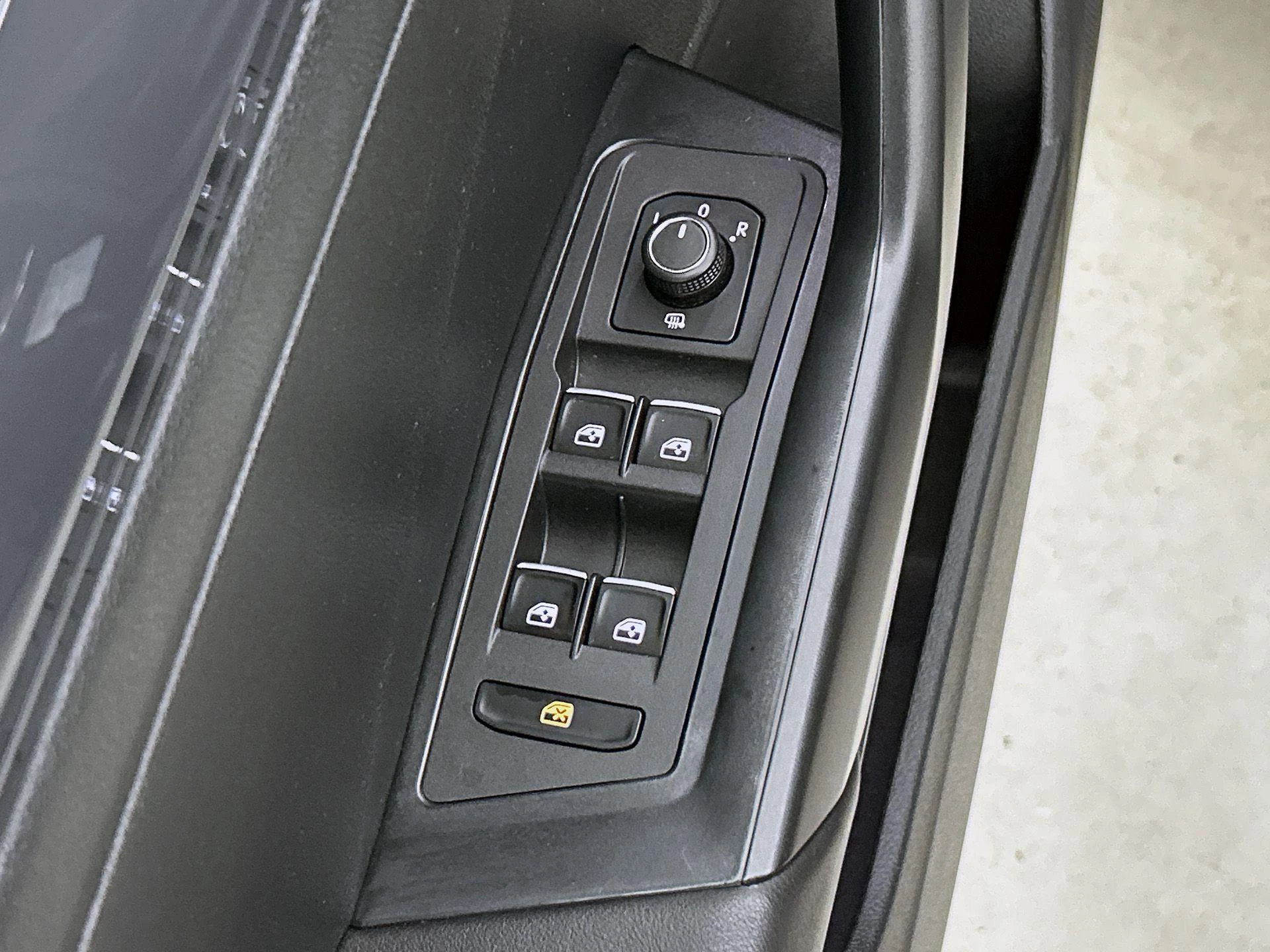 Volkswagen-T-Roc-image-28