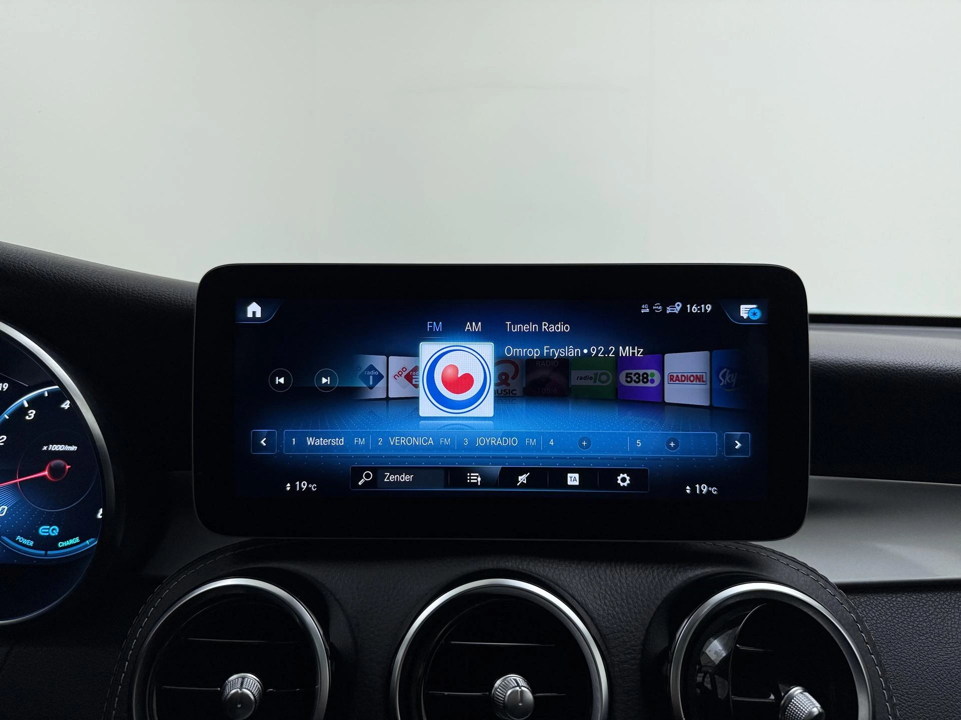 Mercedes-Benz-GLC-image-15