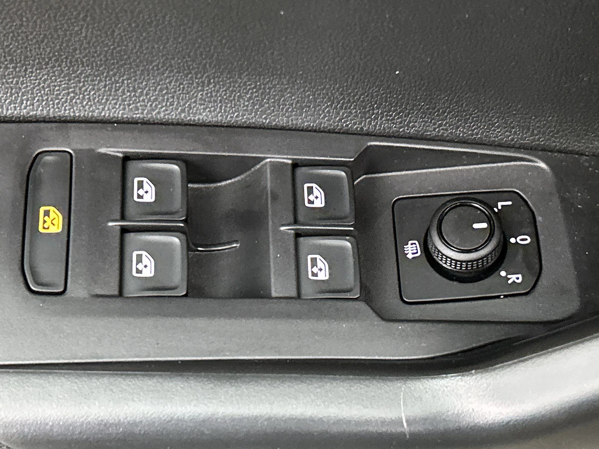 Volkswagen-Polo-image-31