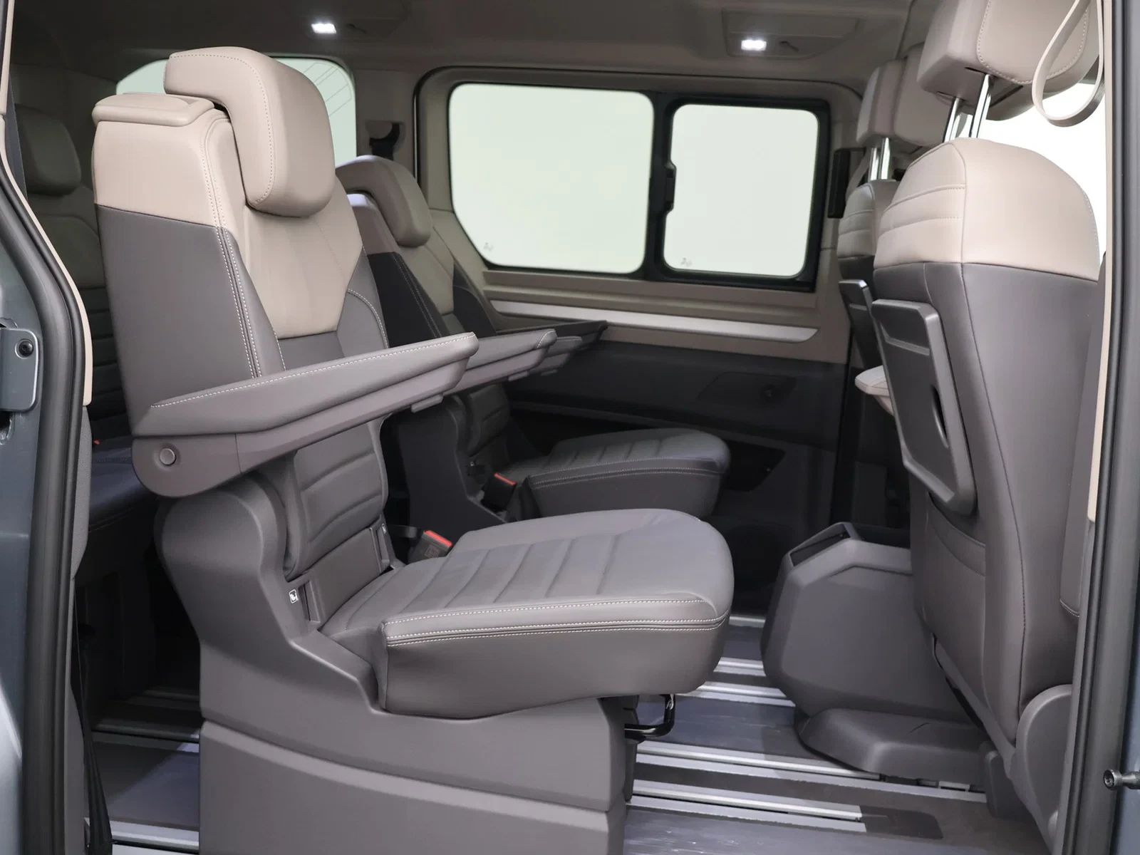 Volkswagen Multivan T7 eHybrid (PHEV) Multivan T7 PHEV Life Korte versie 1.5eHybrid 4X4 245PK *AUTOMAAT*7 ZITPLAATSEN*VIRTUAL COCKPIT*TREK