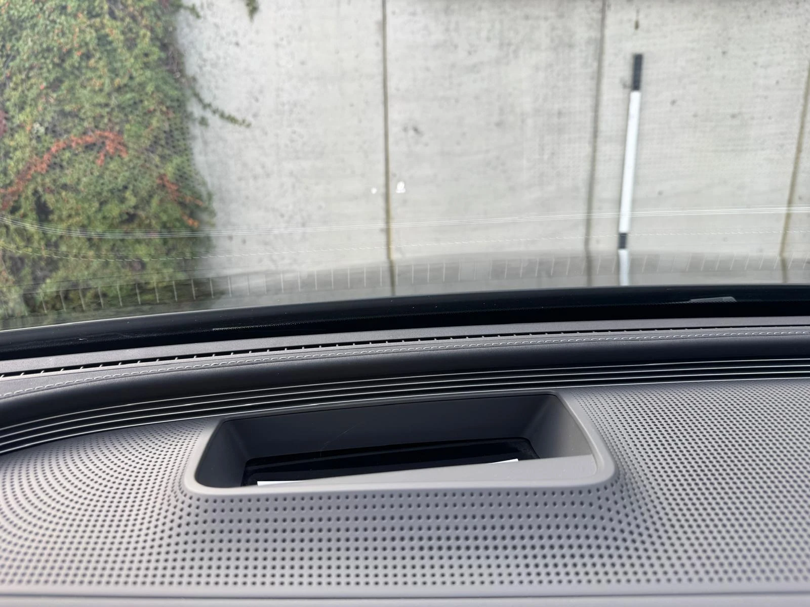Mercedes-Benz-EQC-image-12