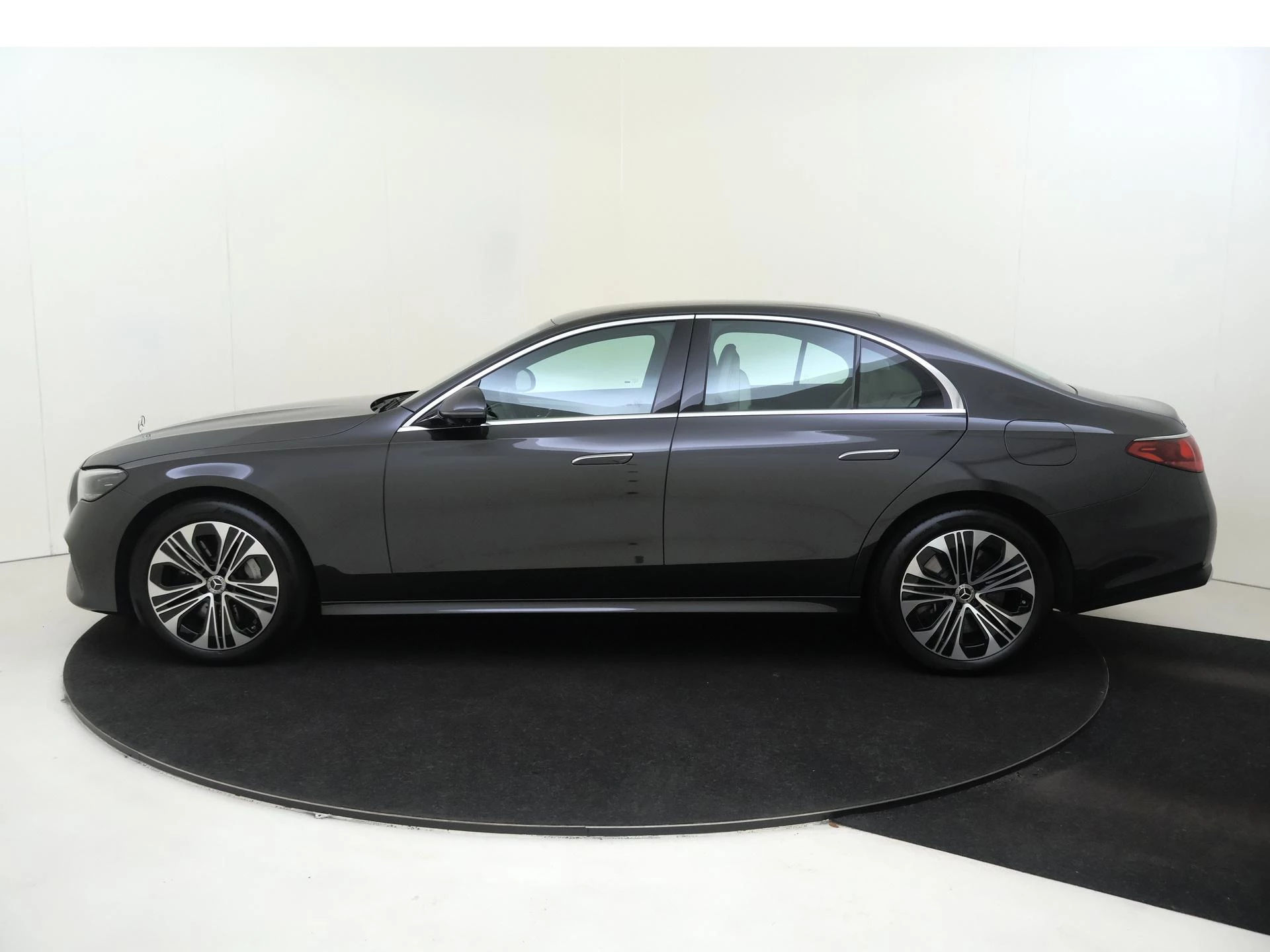 Mercedes-Benz-E-Klasse-image-9