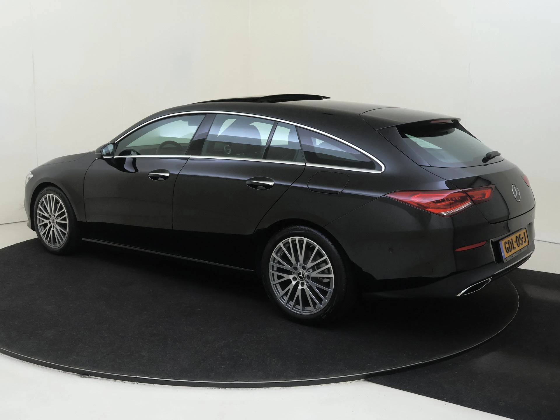 Mercedes-Benz-CLA-image-2