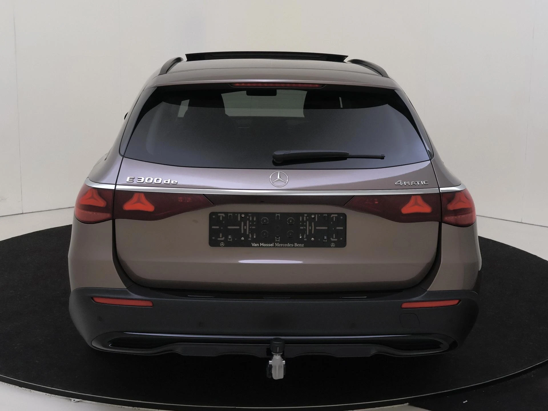 Mercedes-Benz-E-Klasse-image-6