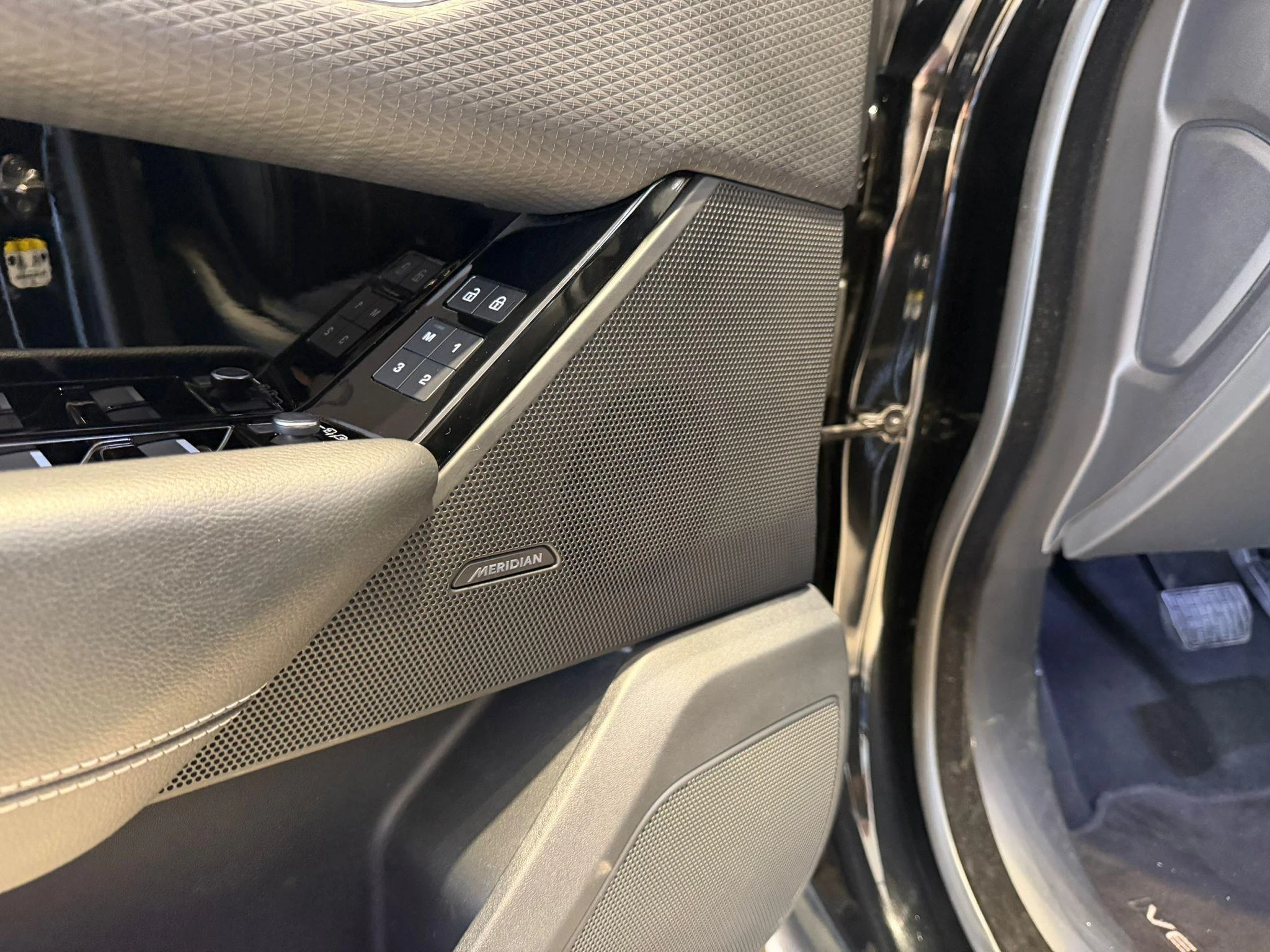 Land Rover-Range Rover Velar-image-22