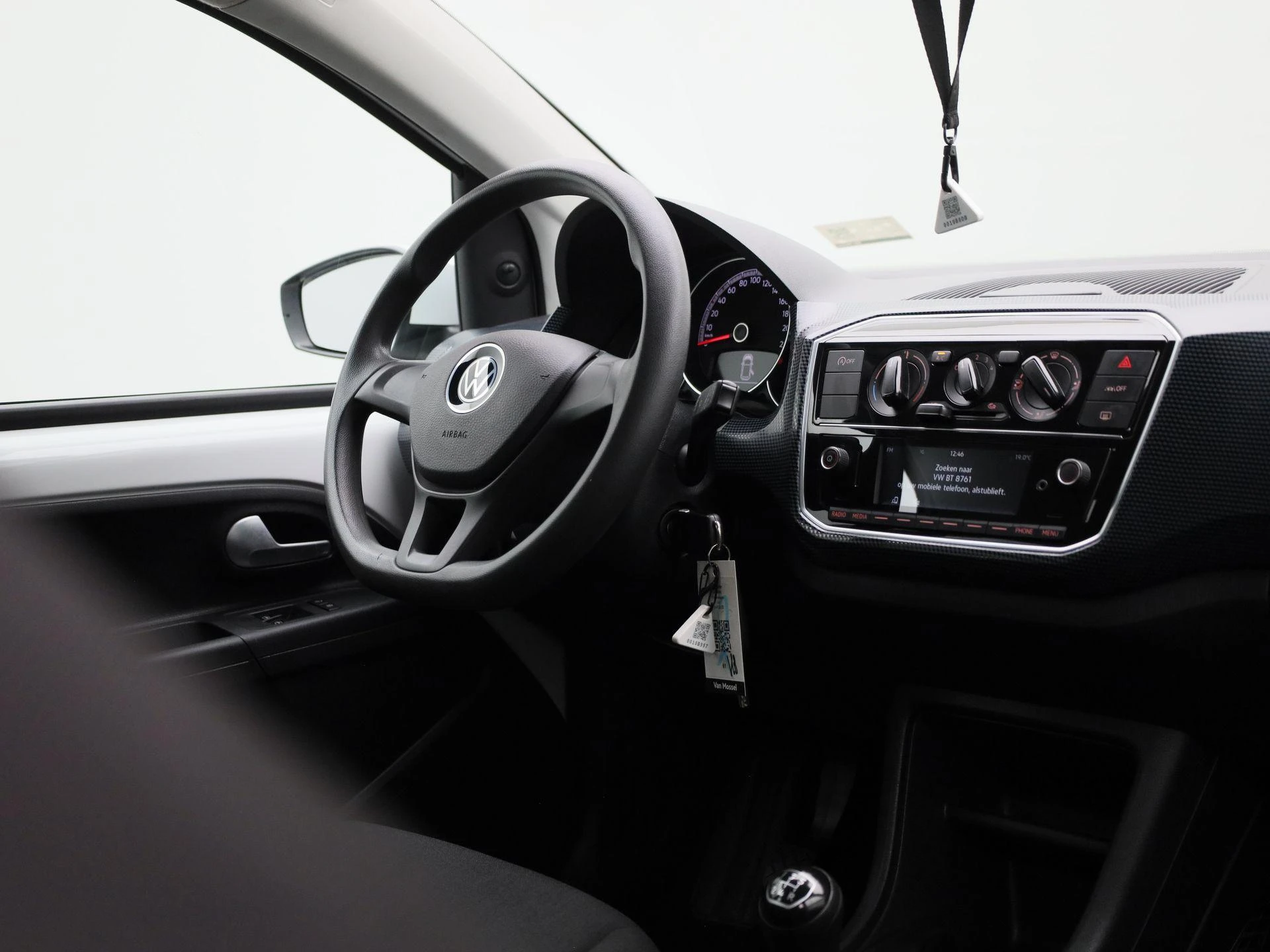 Volkswagen-up!-image-27