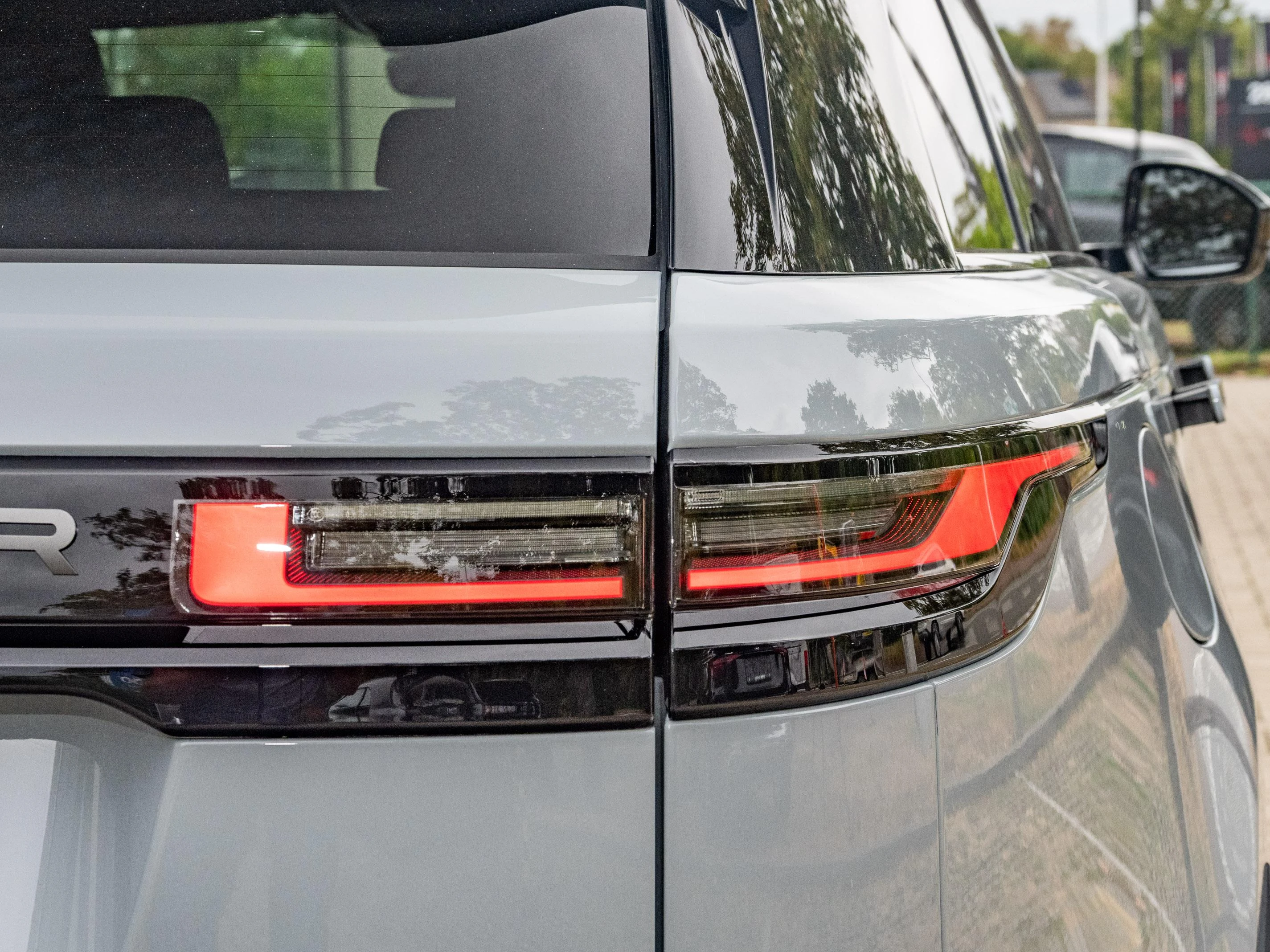 Land Rover-Range Rover Velar-image-24