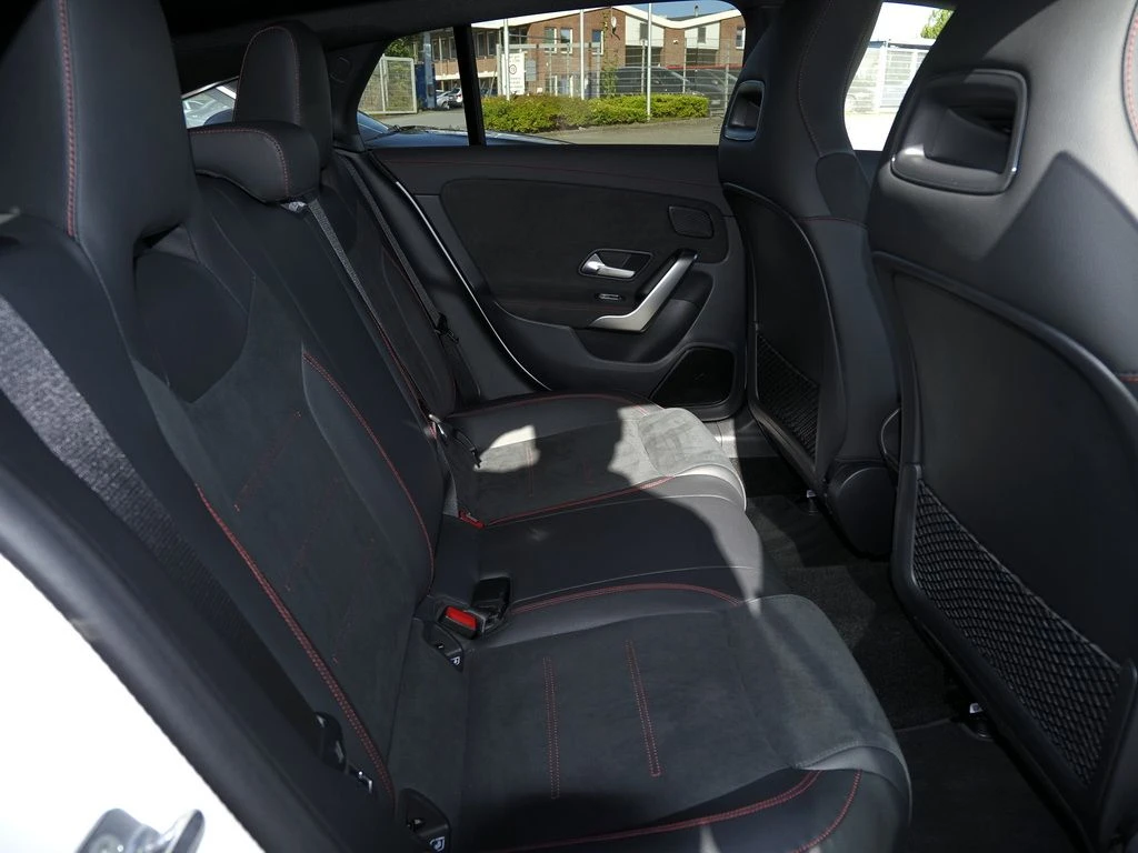 Mercedes-Benz-CLA 200 d-image-12