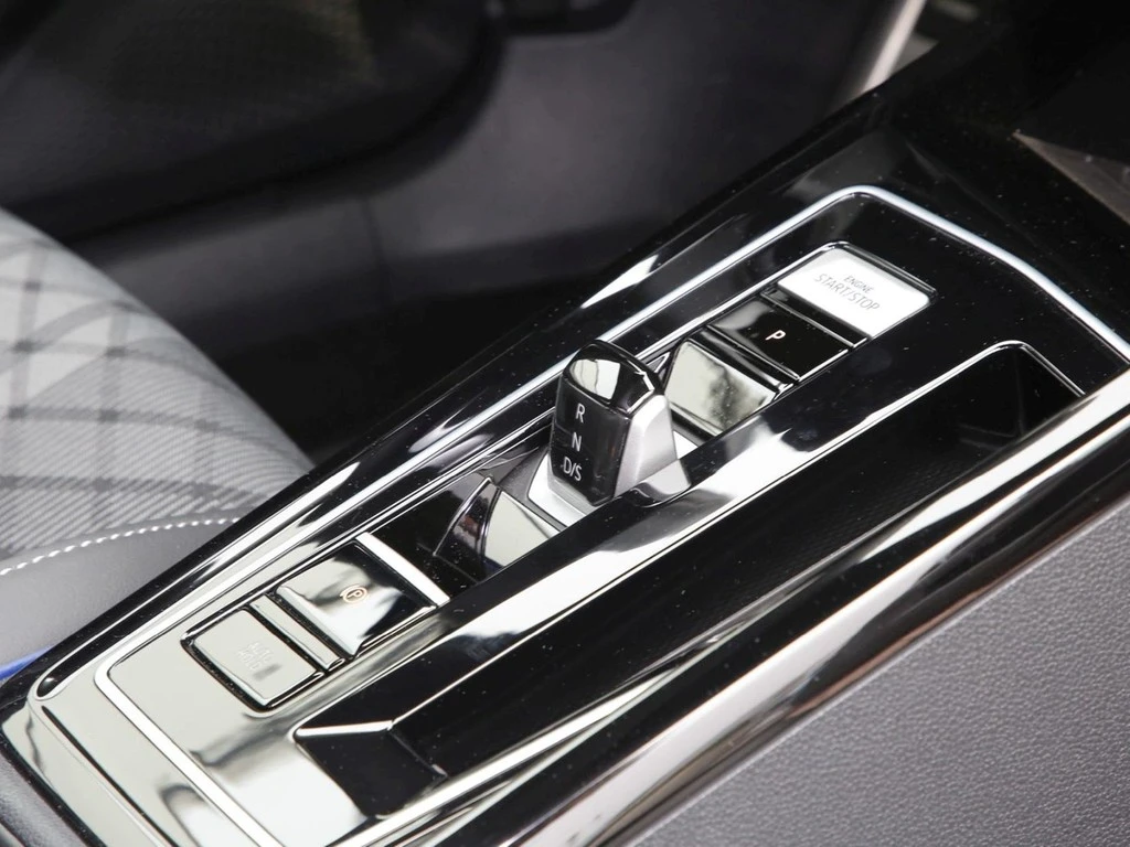 Volkswagen-Golf-image-9