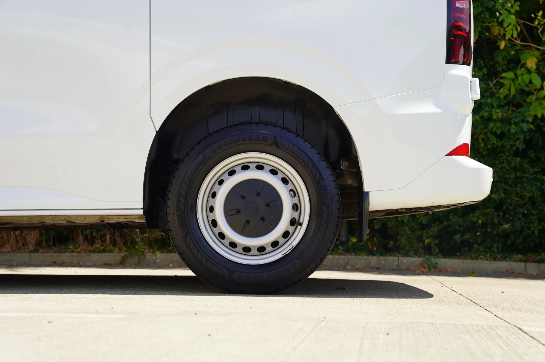 Volkswagen-Transporter-image-31