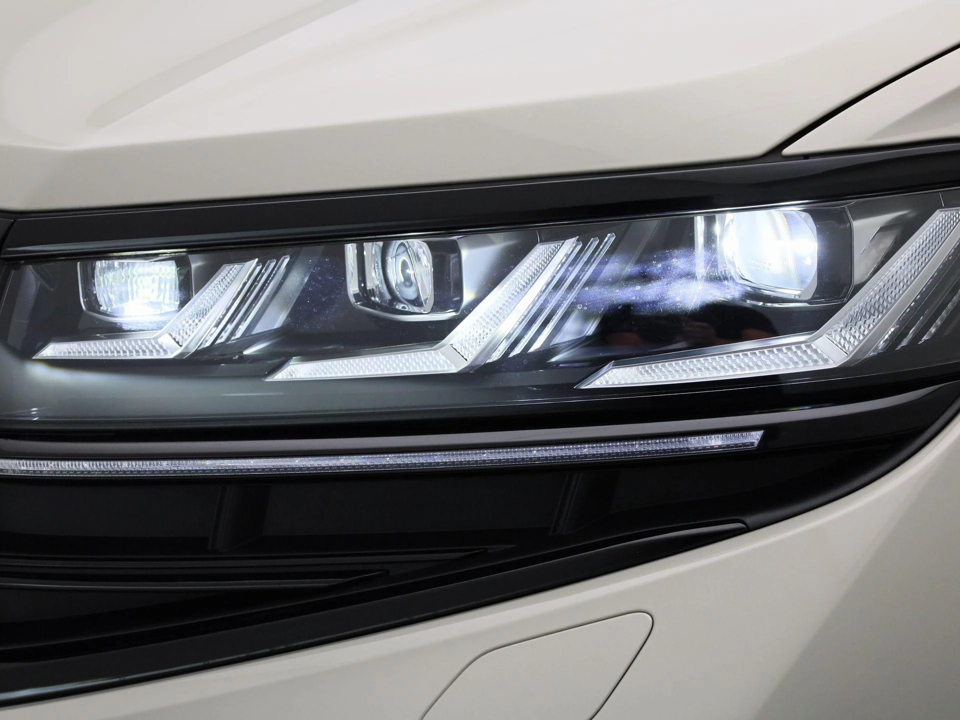 Volkswagen-Touareg-image-16