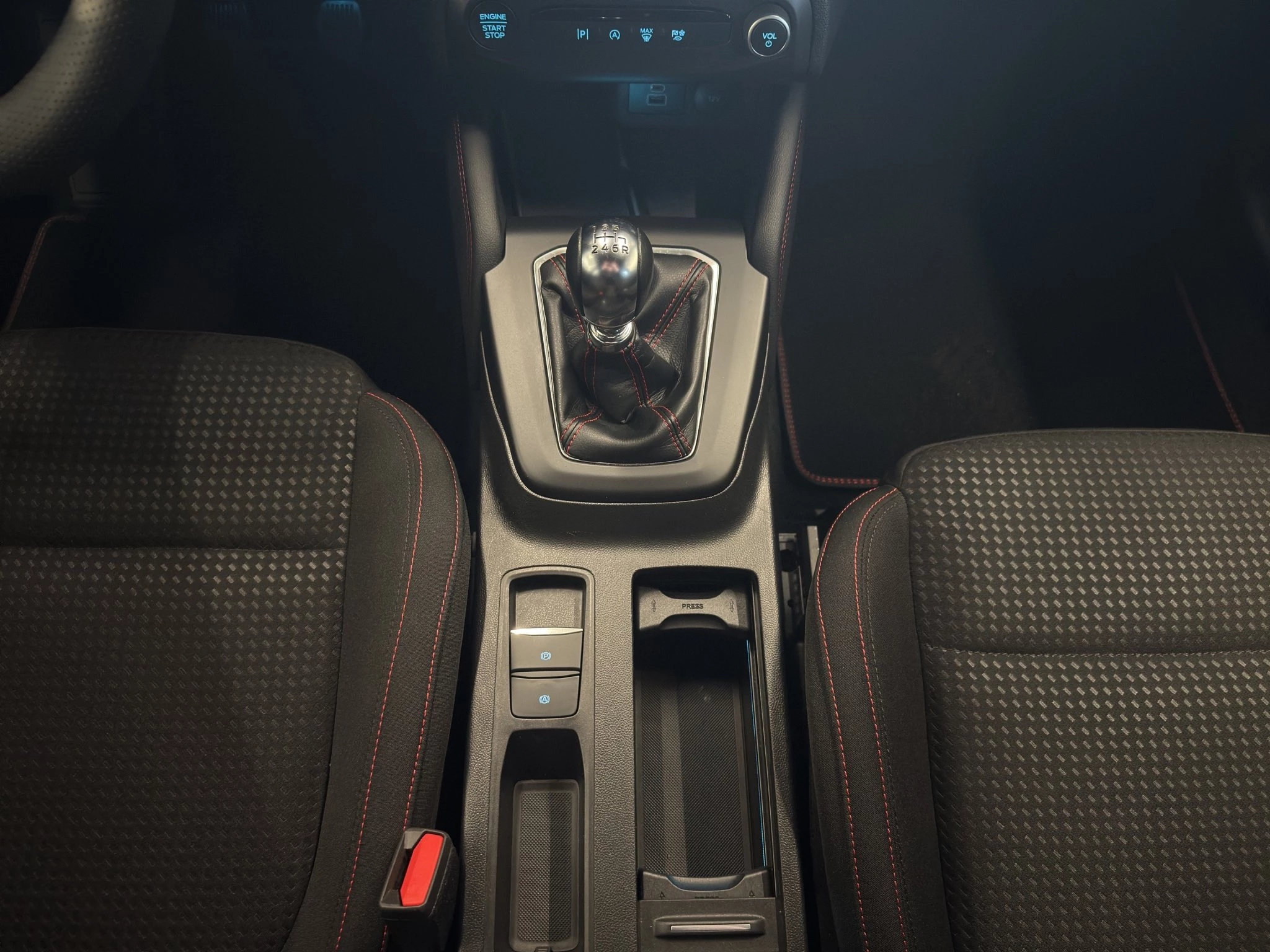 Ford Focus ST-Line X Turnier LED AHK ACC RFK GJR SHZ