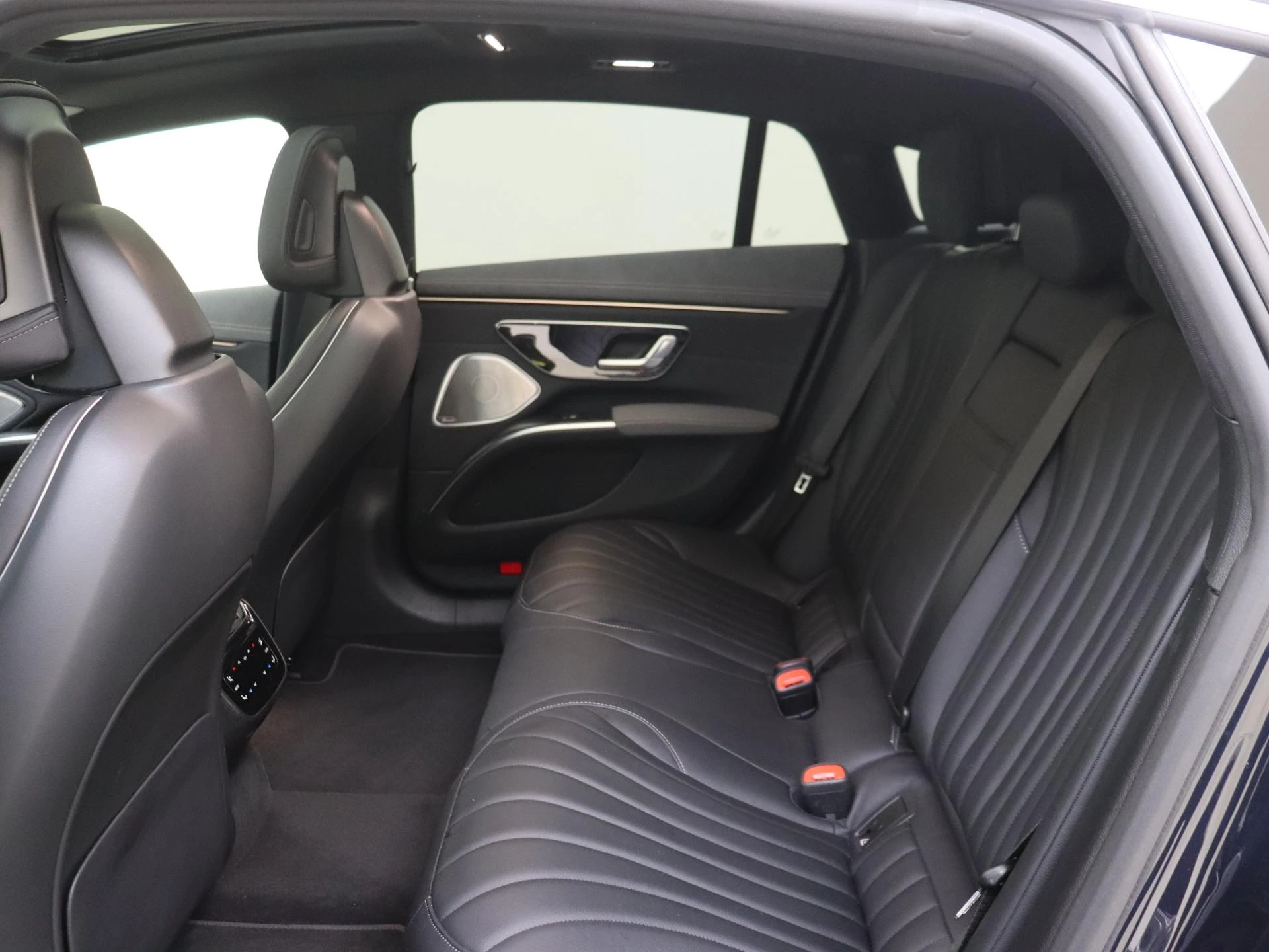 Mercedes-Benz-EQS-image-15