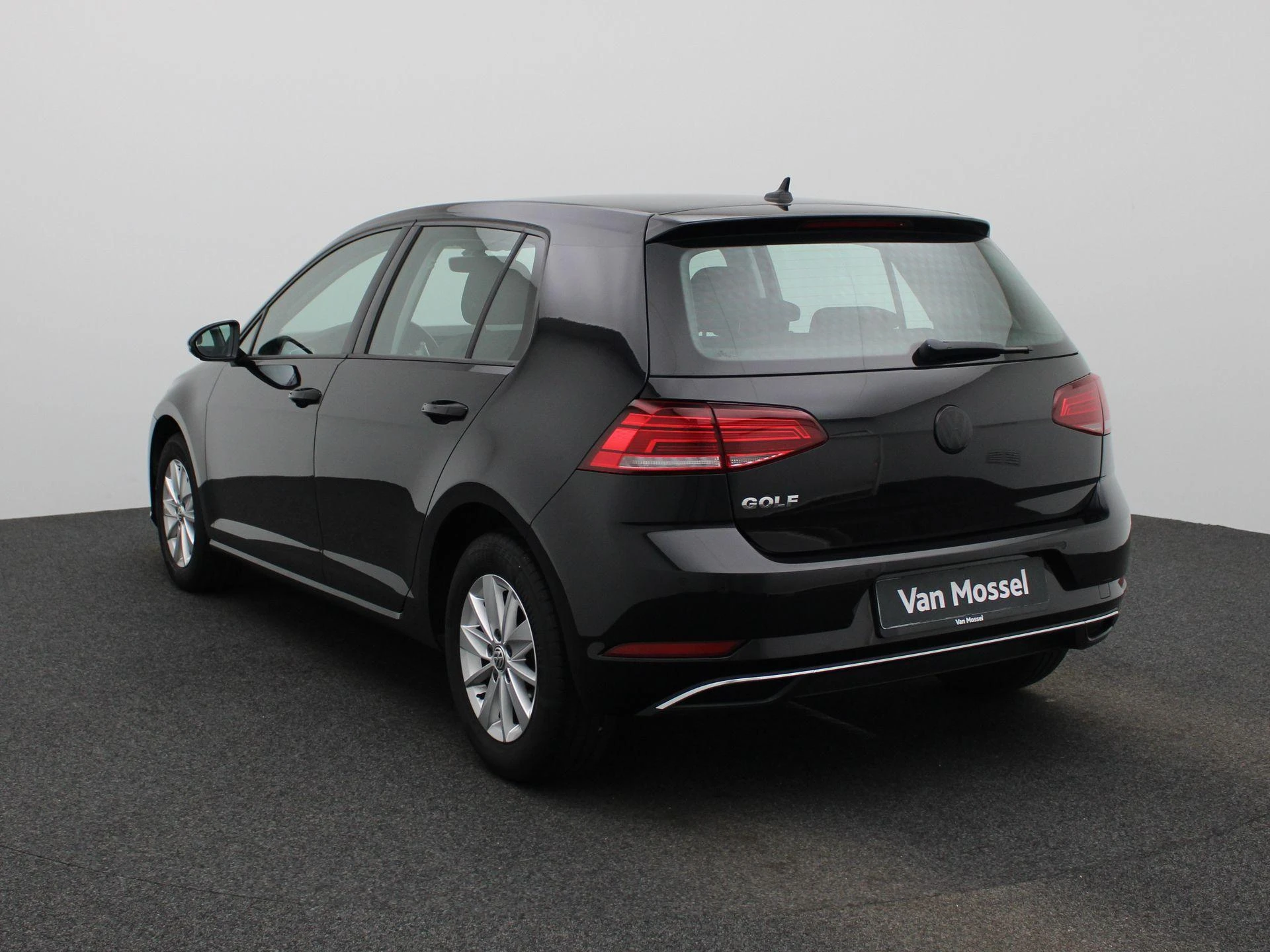 Volkswagen-Golf-image-1