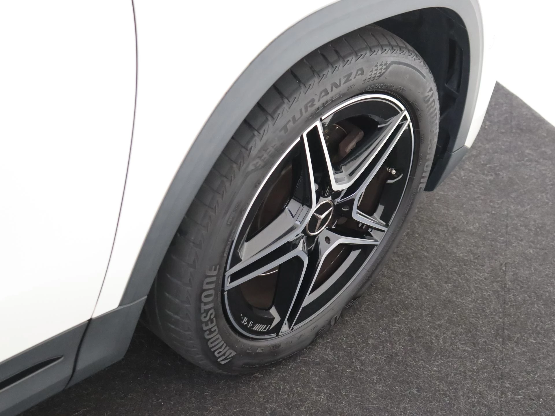 Mercedes-Benz-GLA-image-9