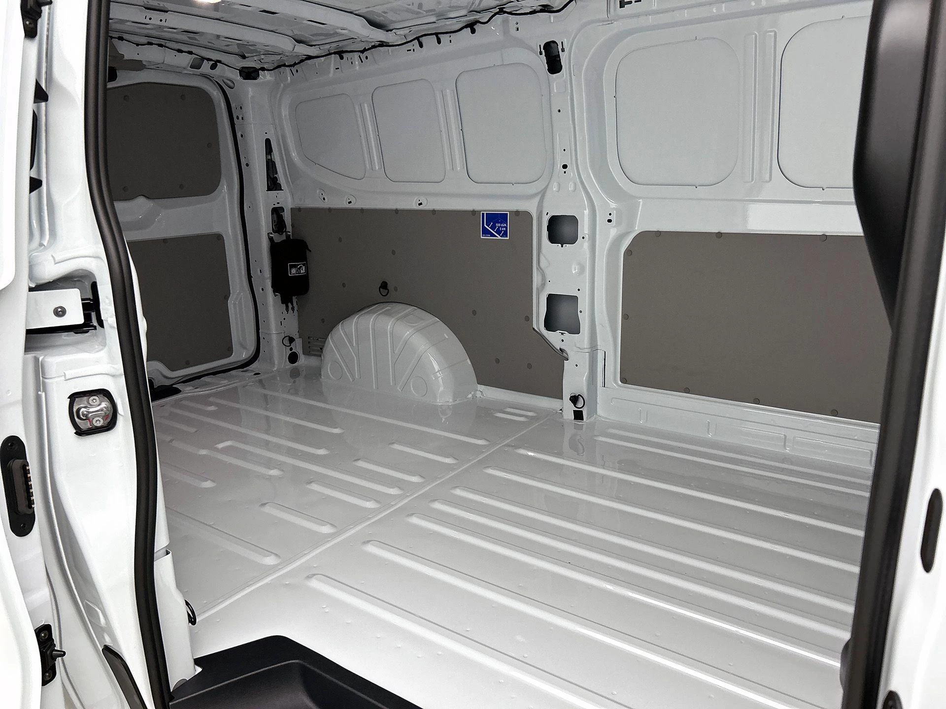 Volkswagen-e-Transporter-image-30