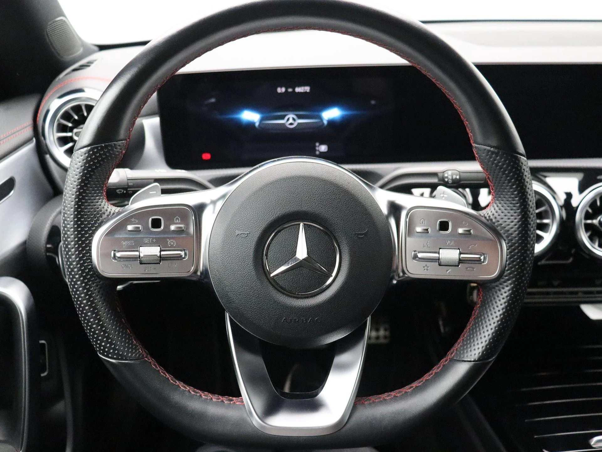 Mercedes-Benz CLA 200 AMG Line + PANO DAK + MULTIBEAM LED + CARPLAY +
