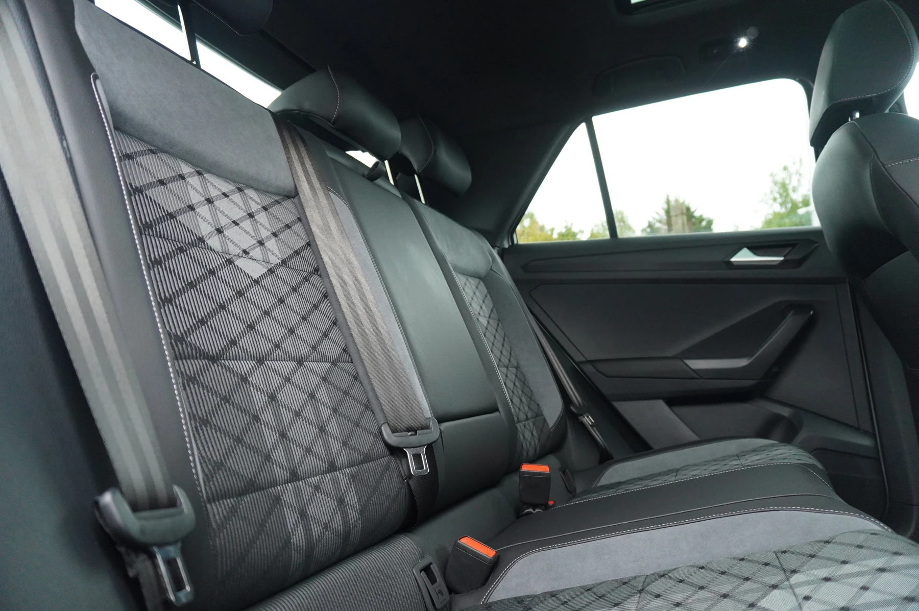 Volkswagen-T-Roc-image-12