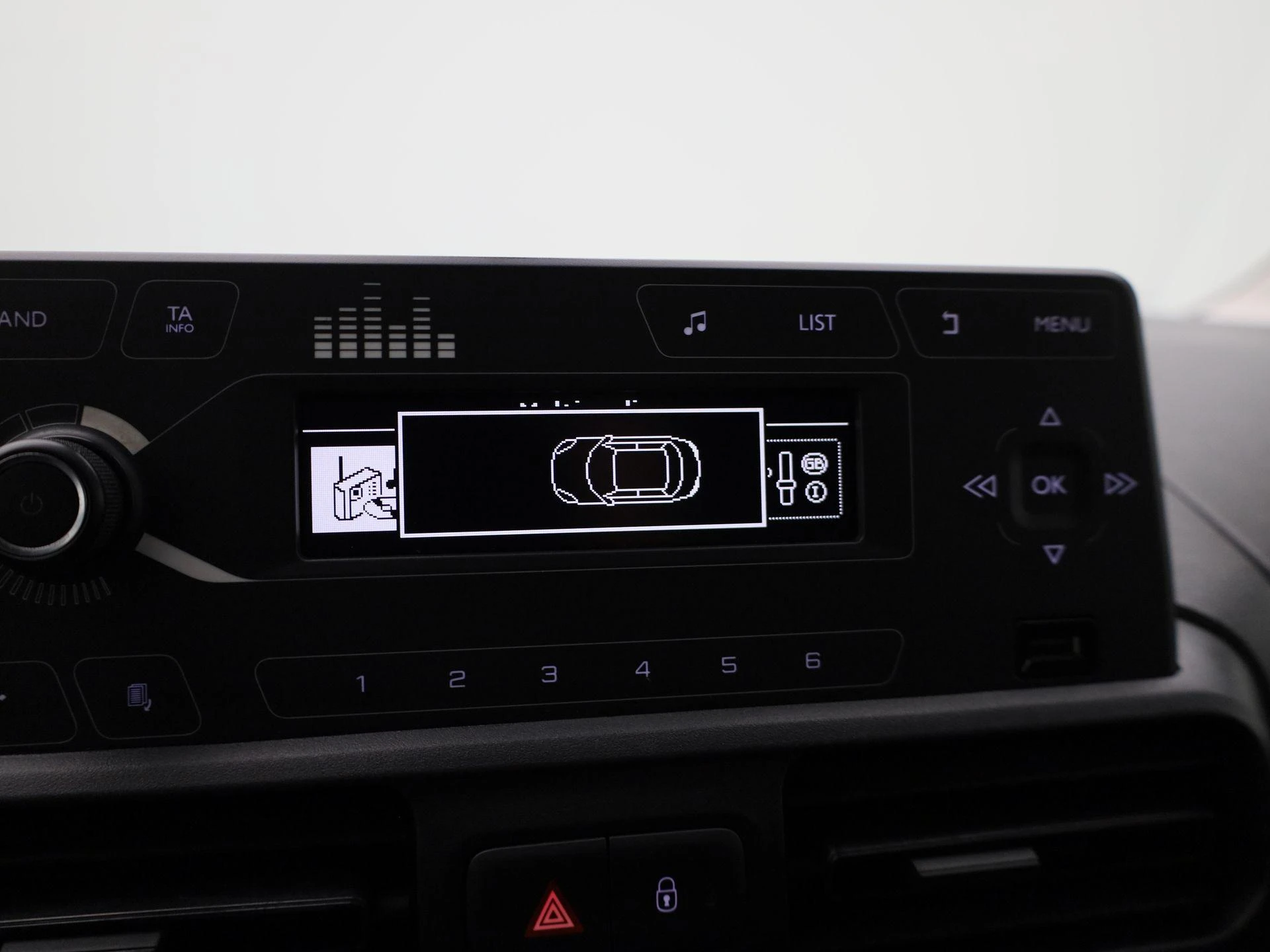 Opel-Combo Life-image-22