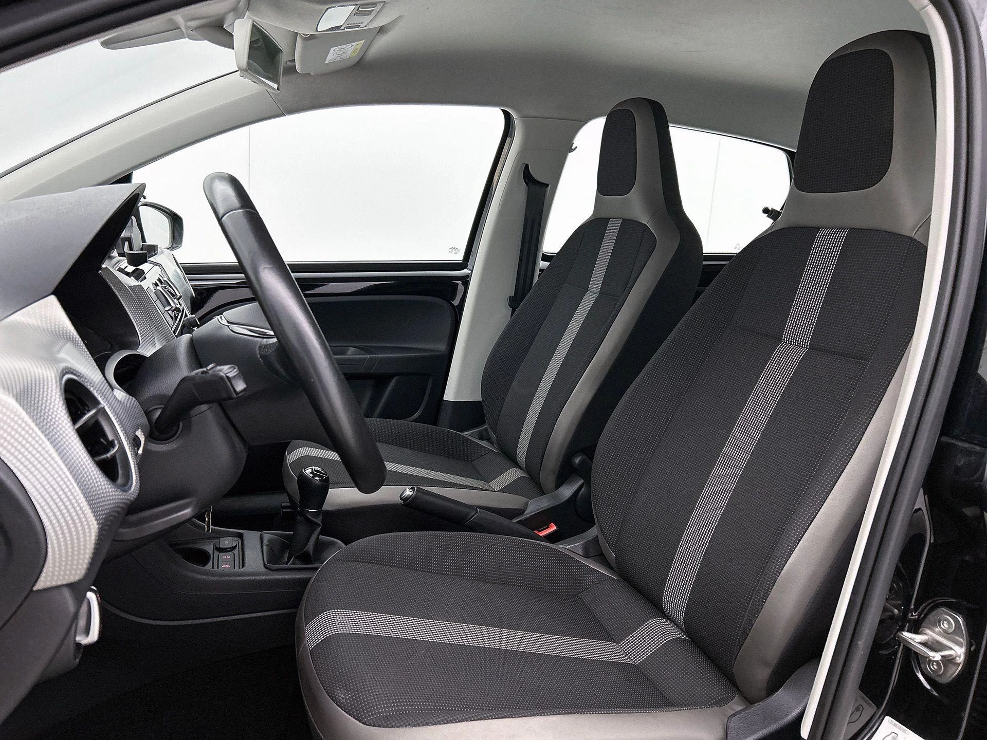 Volkswagen-up!-image-29
