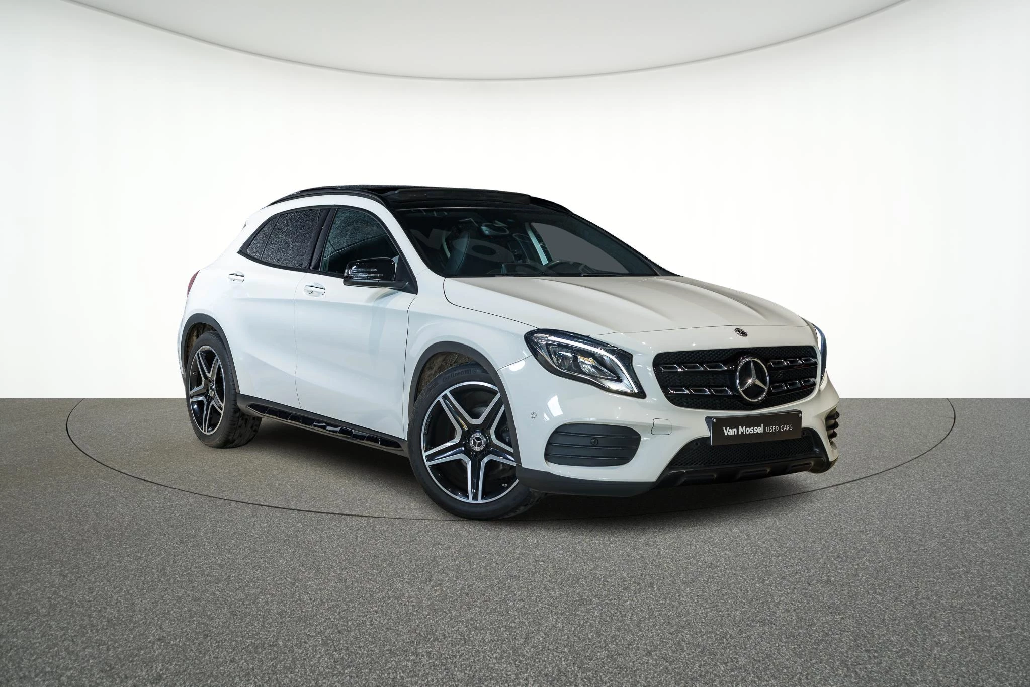 Mercedes-Benz GLA 200 AMG Line + PANORAMISCH DAK + CARPLAY + TREKHAAK +