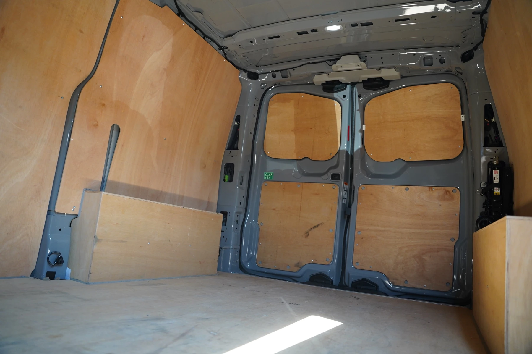 Volkswagen-Transporter-image-10