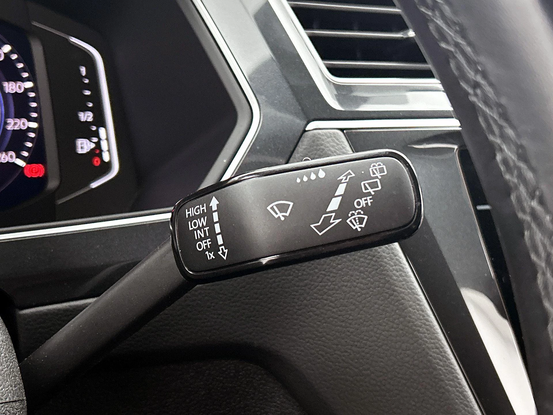 Volkswagen-Tiguan-image-10