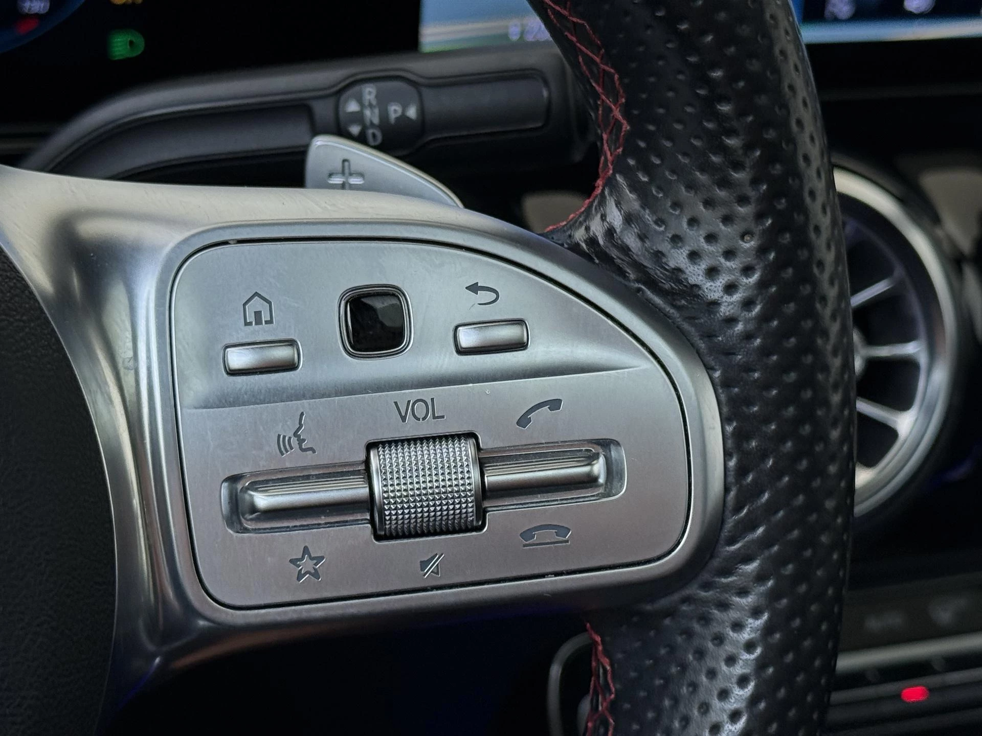 Mercedes-Benz-GLA-image-13