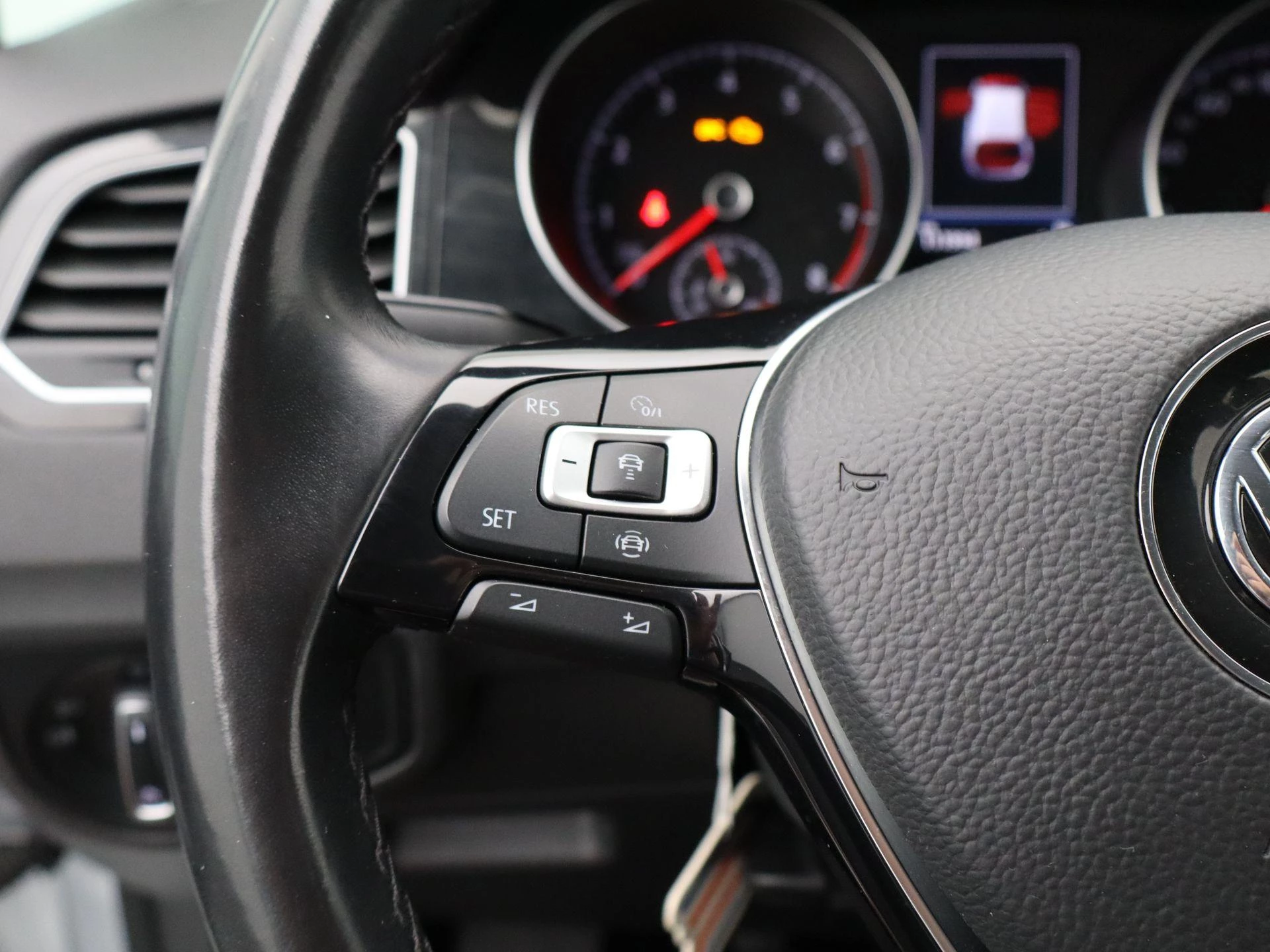 Volkswagen-Golf Sportsvan-image-17