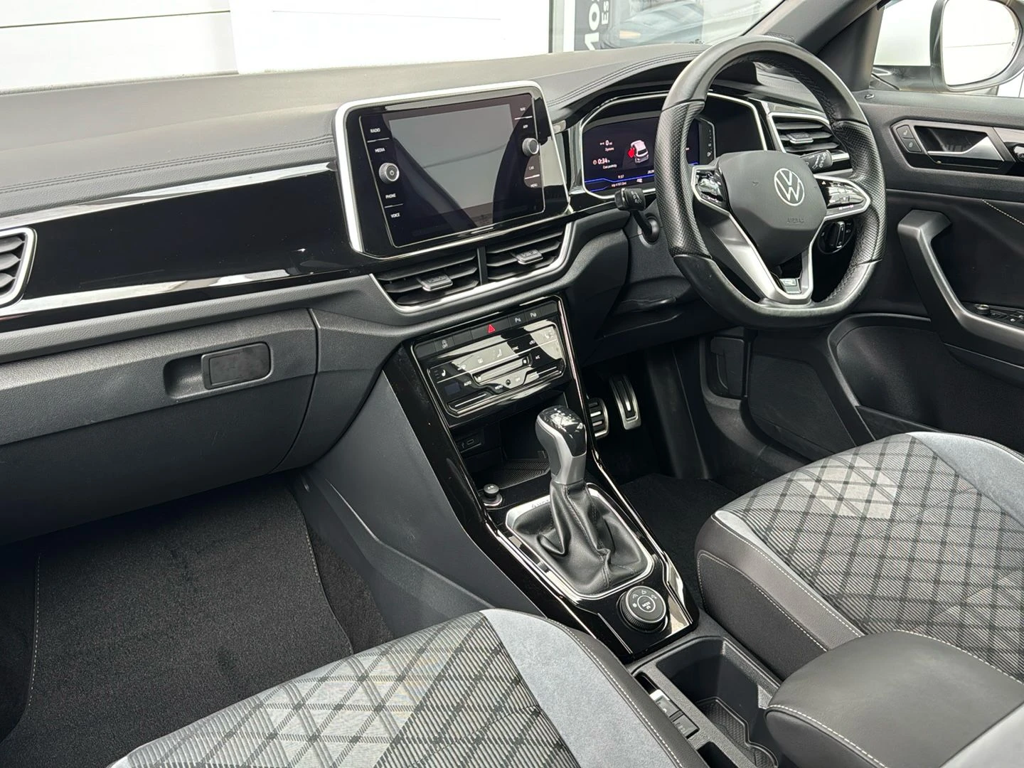 Volkswagen-T-Roc-image-1