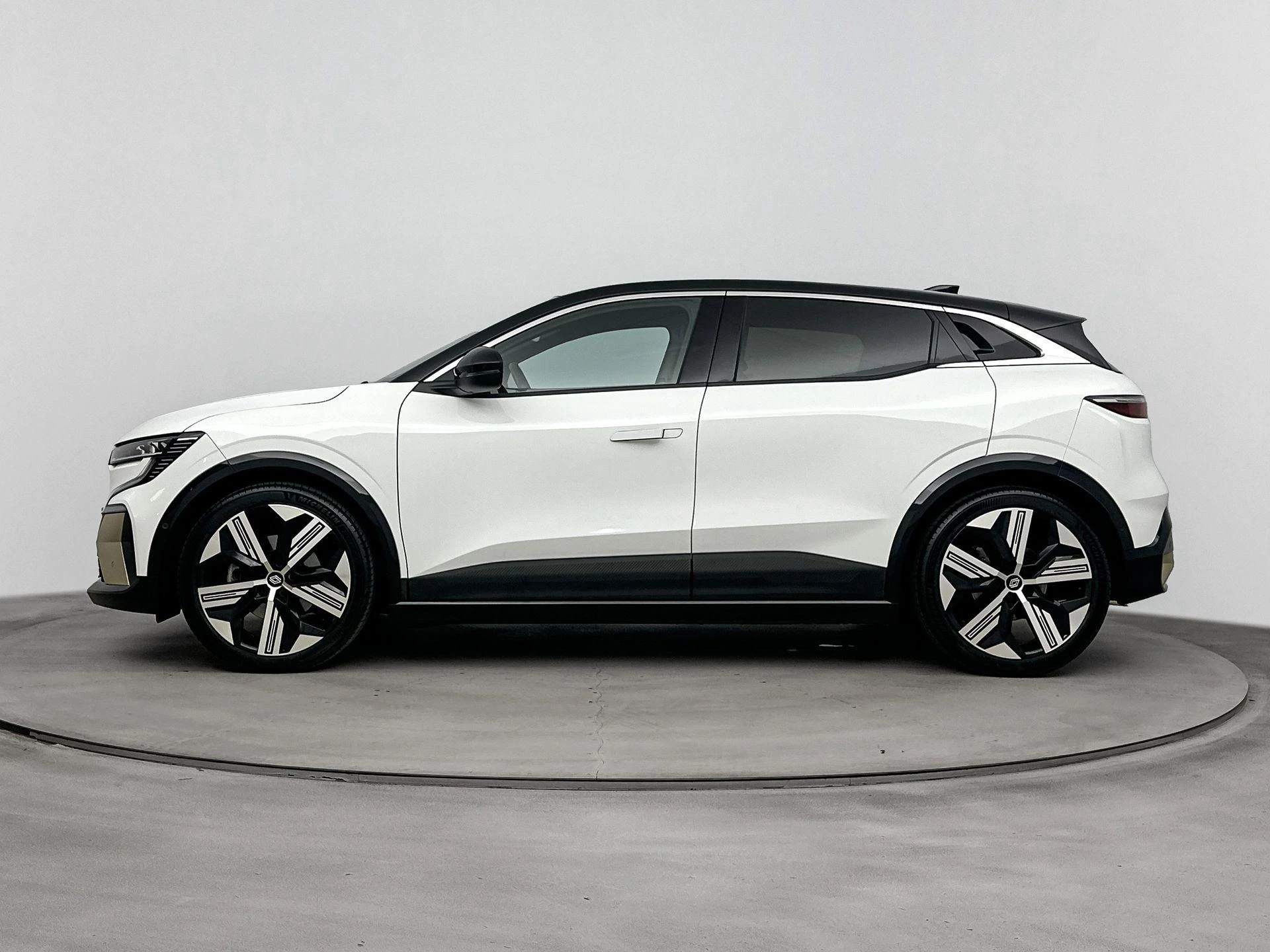 Renault-Megane E-Tech-image-1