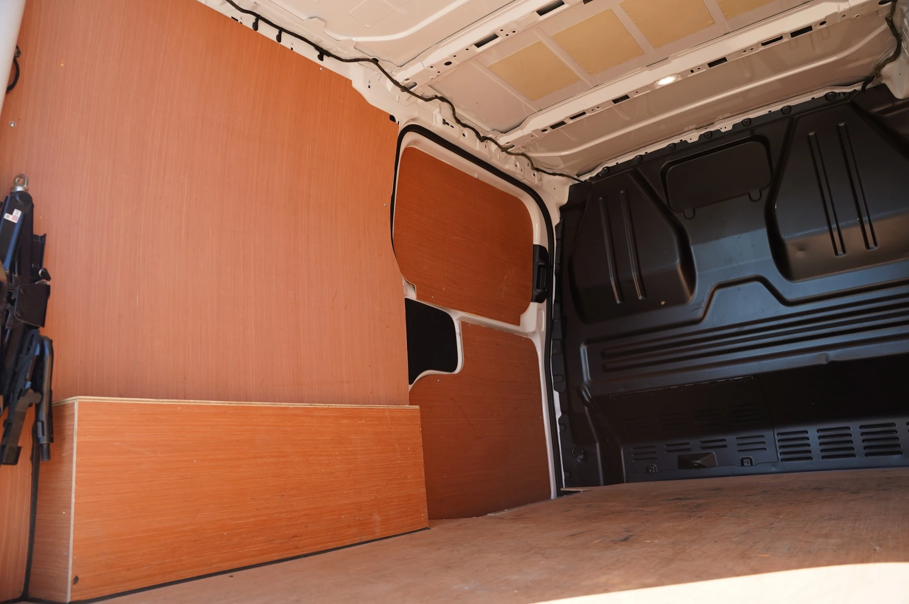 Volkswagen-Transporter-image-27