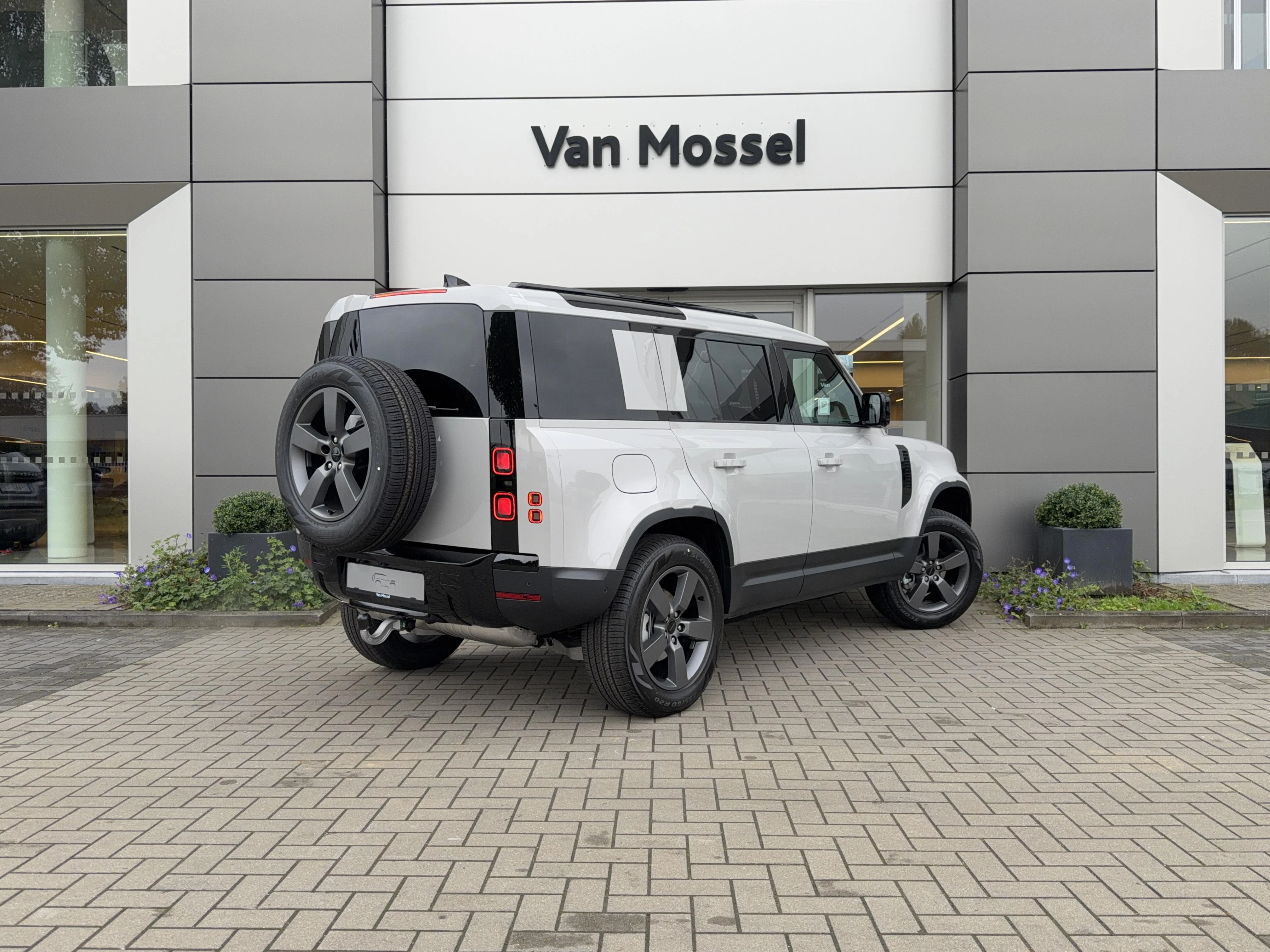 Land Rover-Defender-image-4