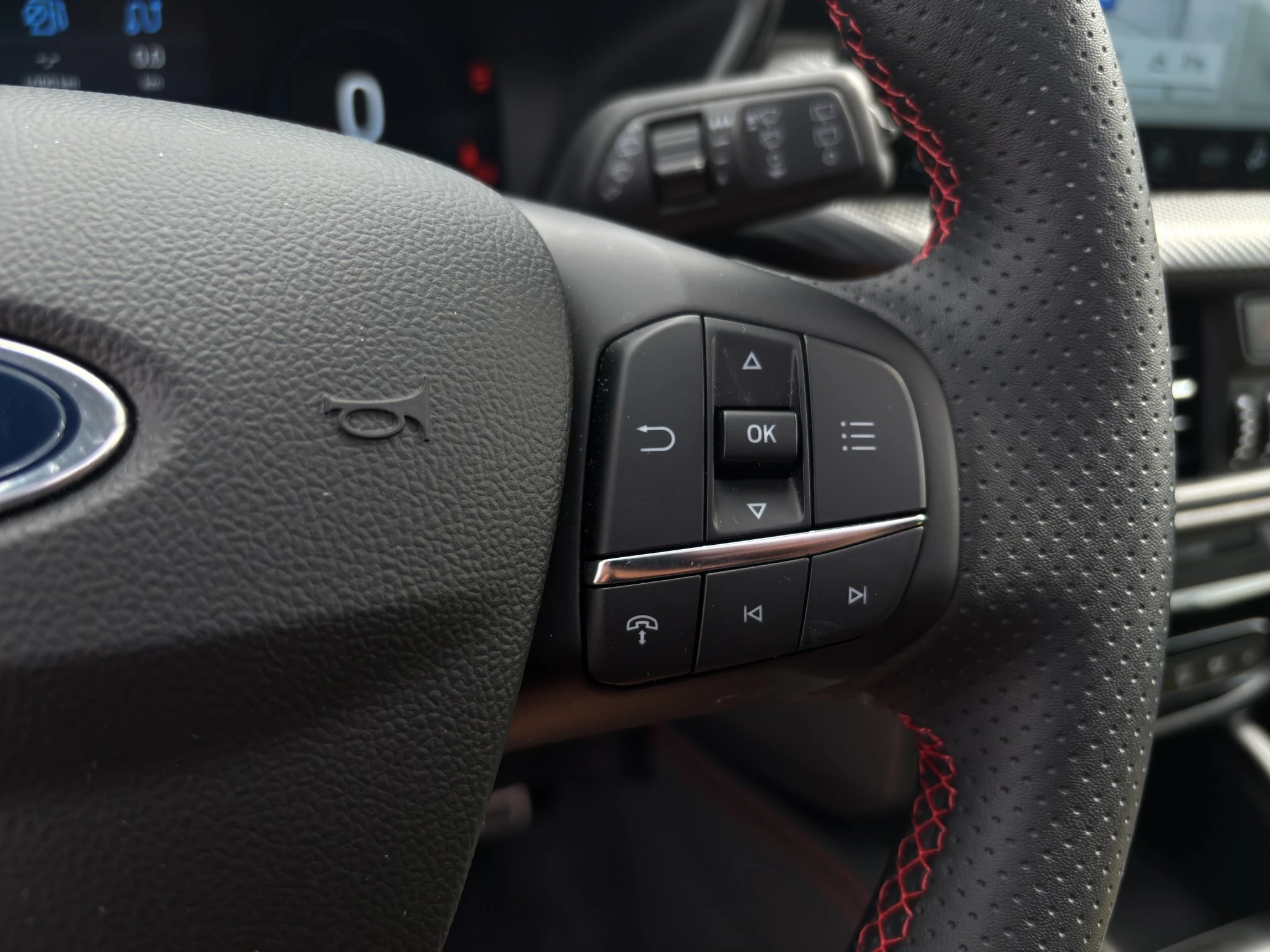 Ford Kuga ST-Line X Aut.*PANO*AHK*360GRAD*LED-MATRIX*NAVI*GRA*WINTER-PKT.