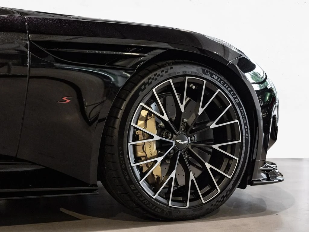 Aston Martin-DB12-image-10
